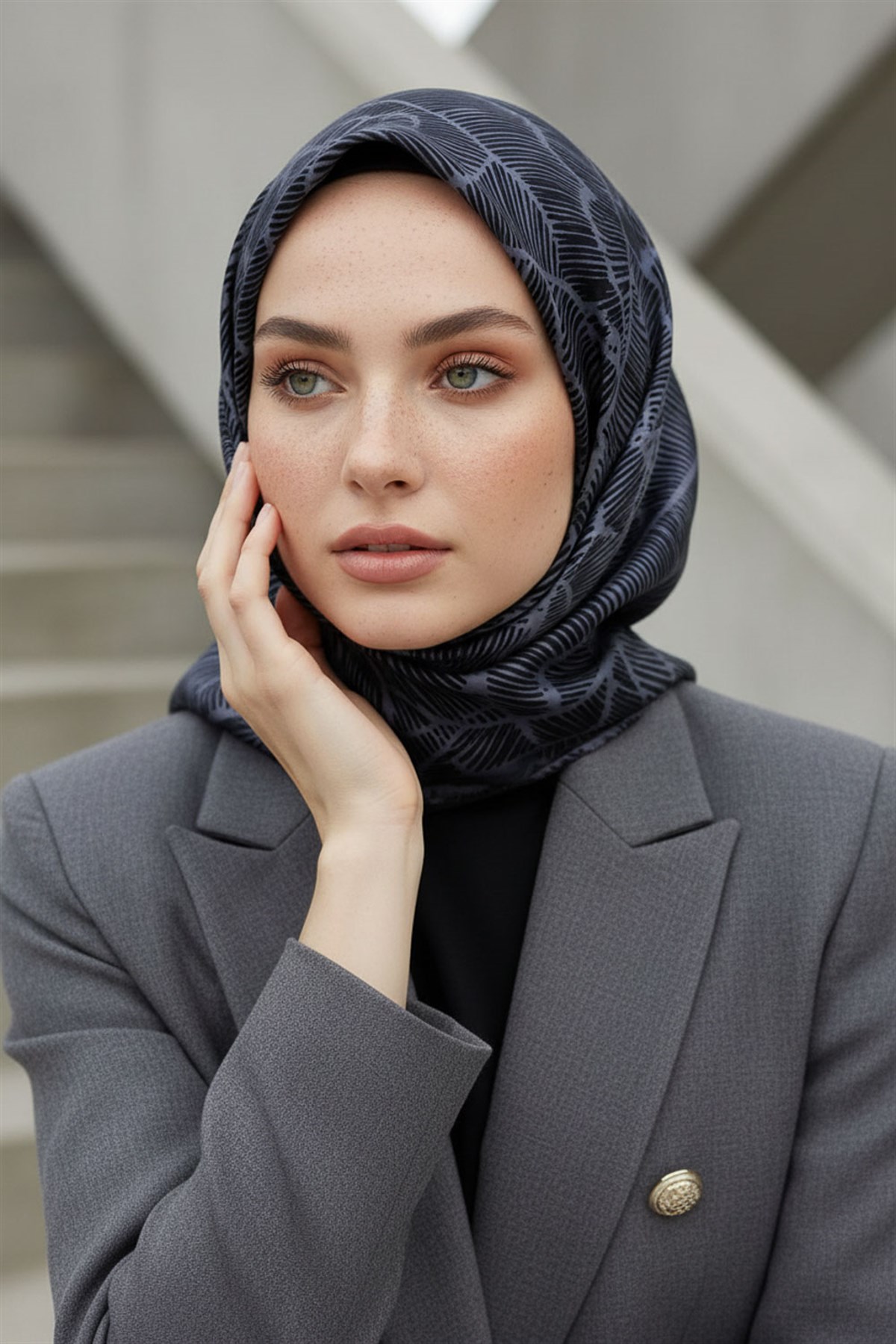 %100 Twill İpek Geometrik Desenli Gri - Siyah Renkli 90x90 Eşarp Dikim Şekli : El Dikişi