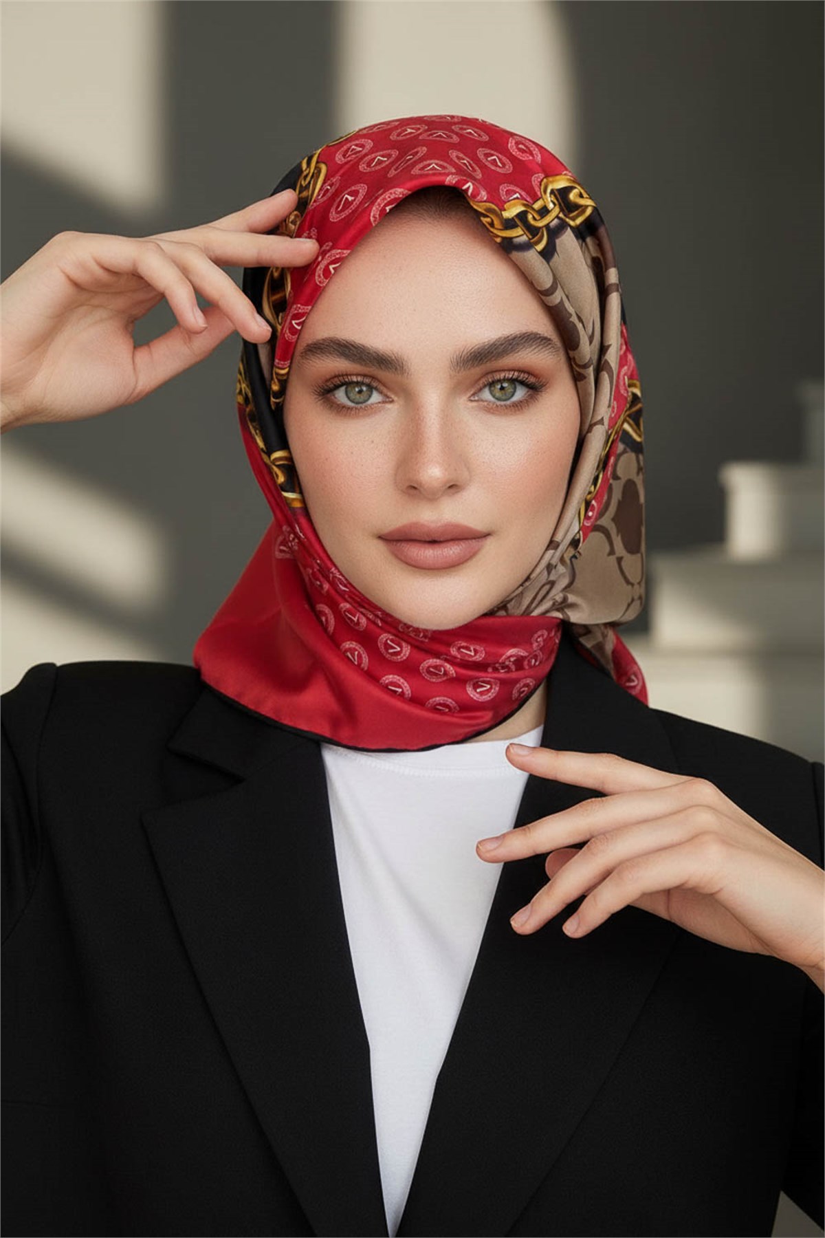%100 Twill İpek Monogram Ve Zincir Desenli Siyah - Kırmızı Renkli 90x90 Eşarp Dikim Şekli : El Dikişi