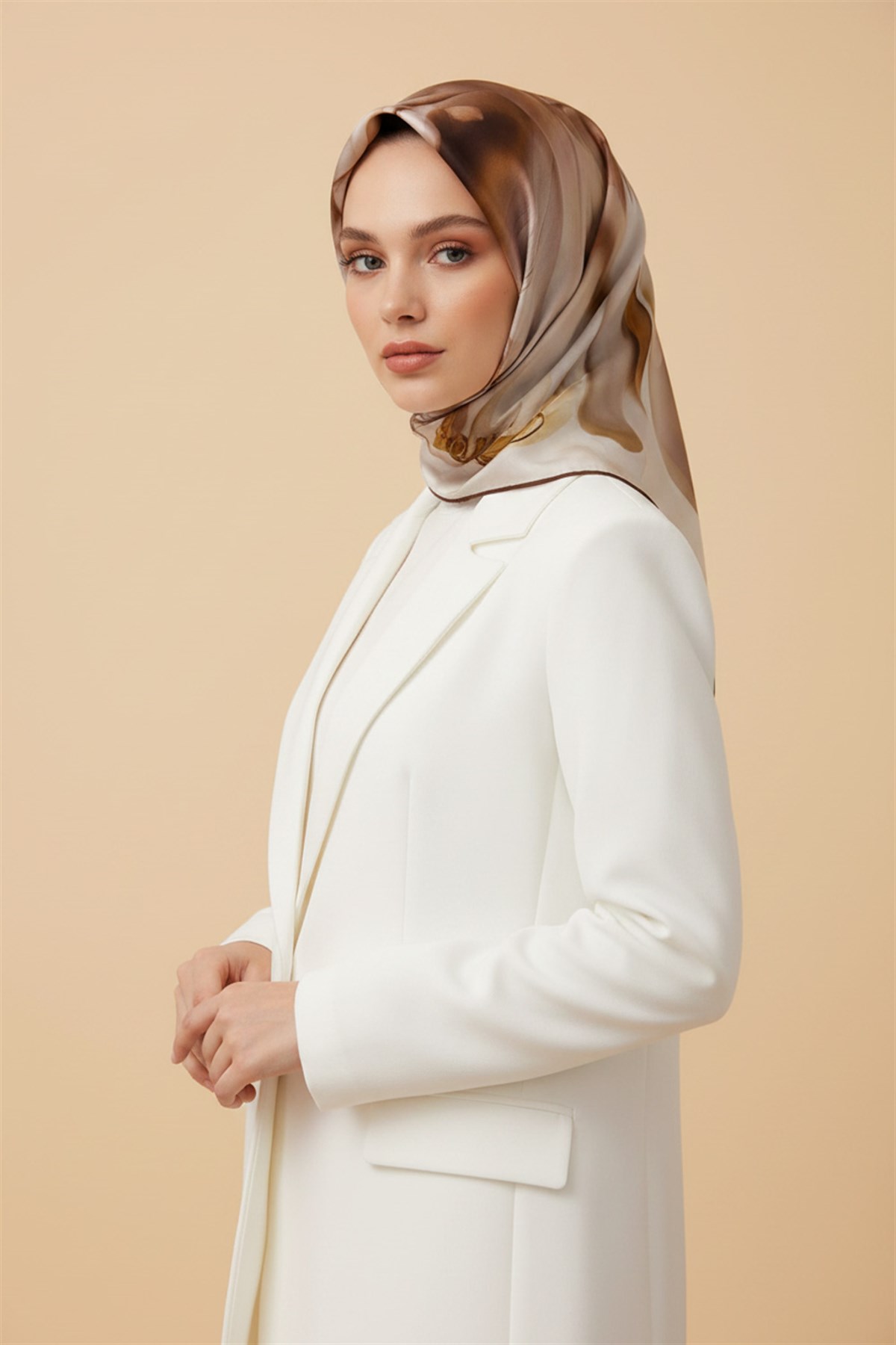 %100 Twill İpek Büyük Çiçek Desenli Kahverengi - Krem Renkli 90x90 Eşarp Dikim Şekli : El Dikişi