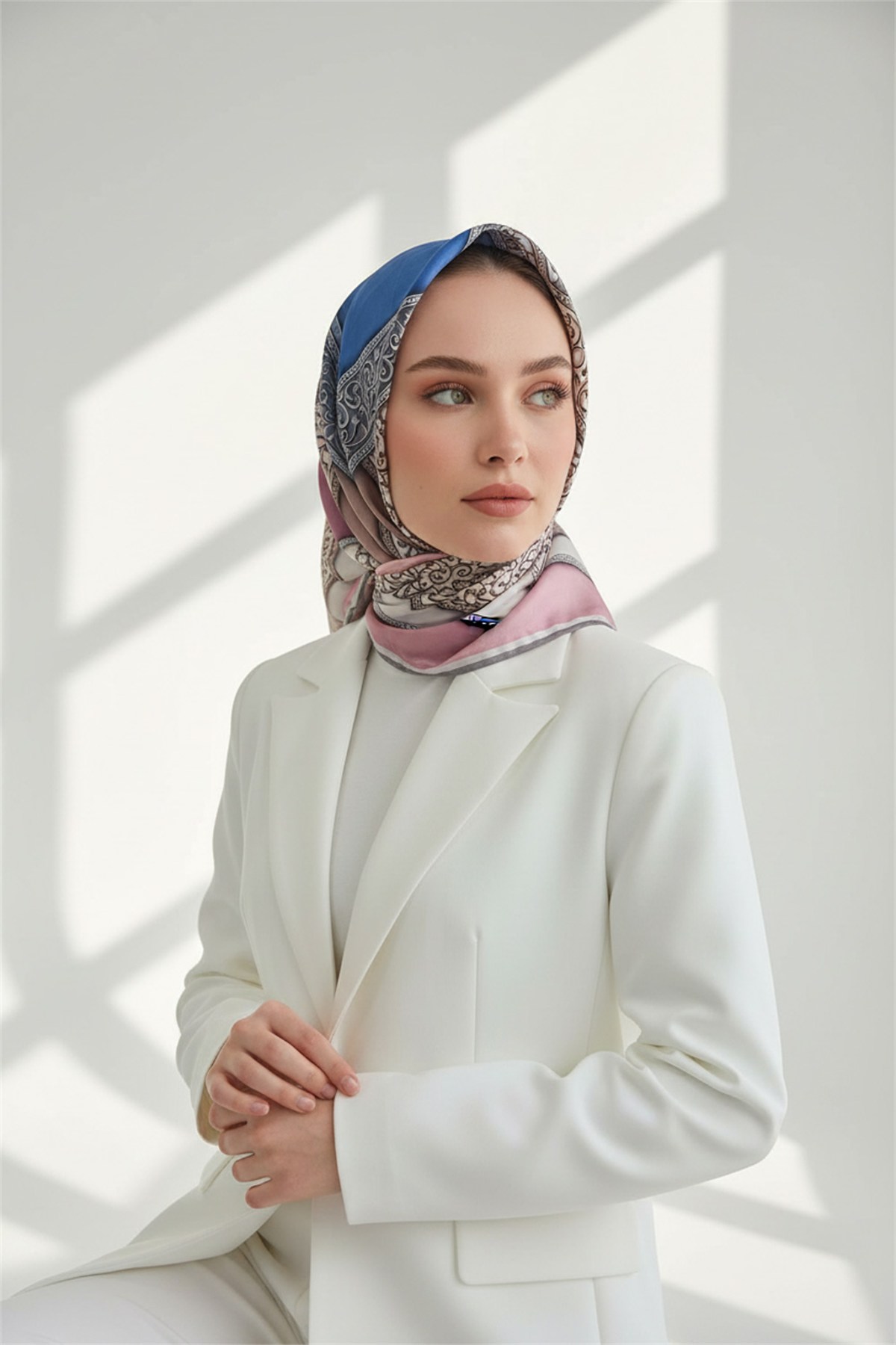 Kristal Geometrik Desenli Pudra Renkli 90x90 Eşarp (İpek İçermez) Kenar Dikiş Şekli El Dikişli