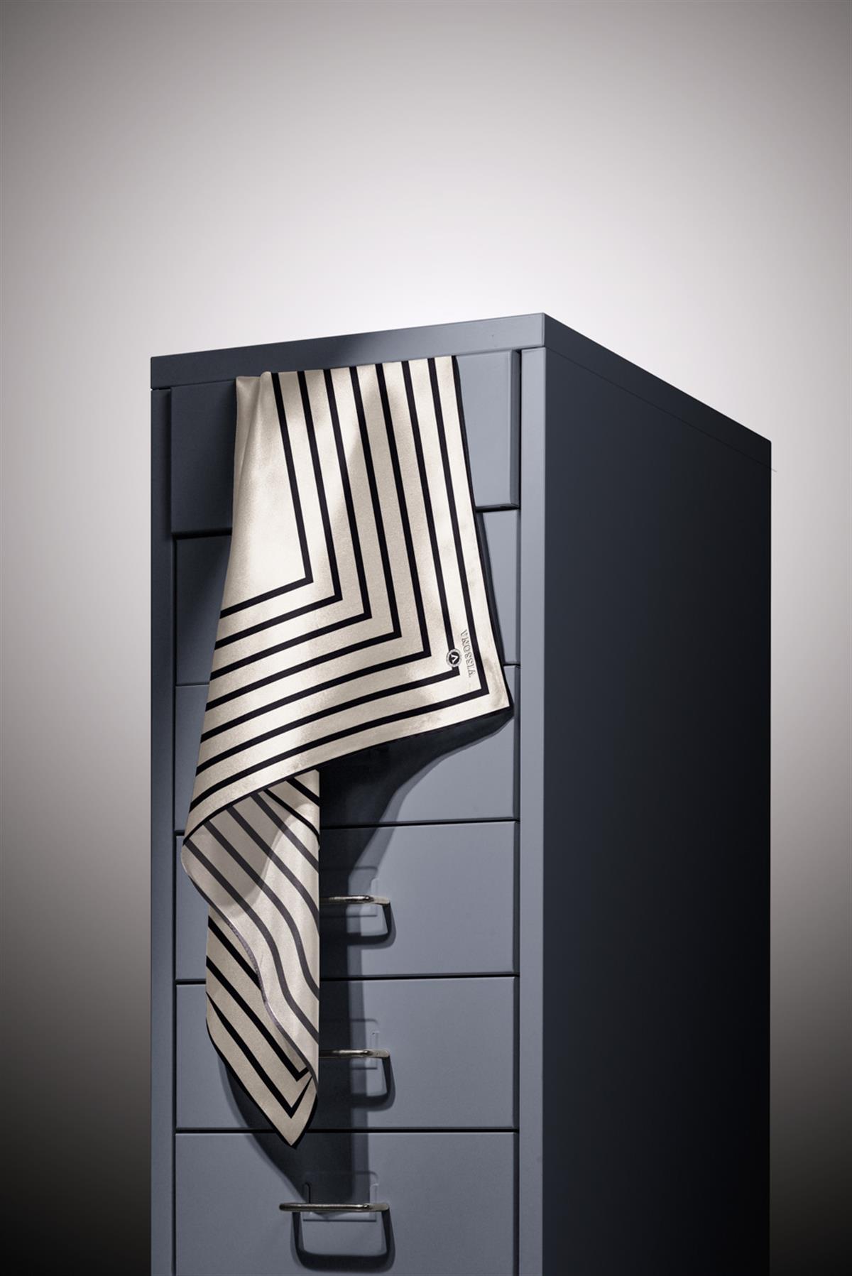 %100 Twill İpek Çizgili Desenli Krem - Siyah Renkli 90x90 Eşarp Dikim Şekli : El Dikişi