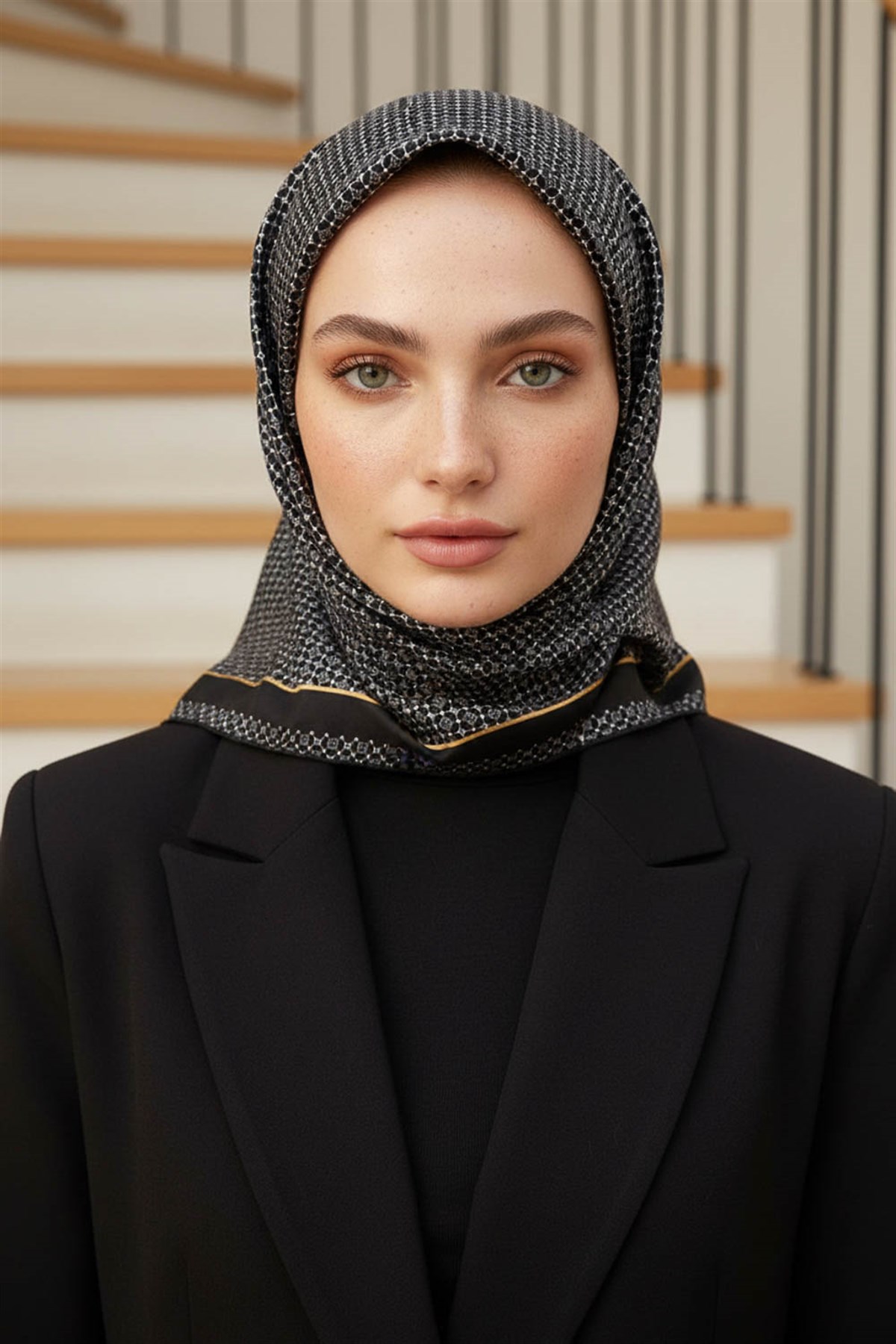 %100 Twill İpek Minik Motif Desenli Siyah - Siyah Renkli 90x90 Eşarp Dikim Şekli : El Dikişi