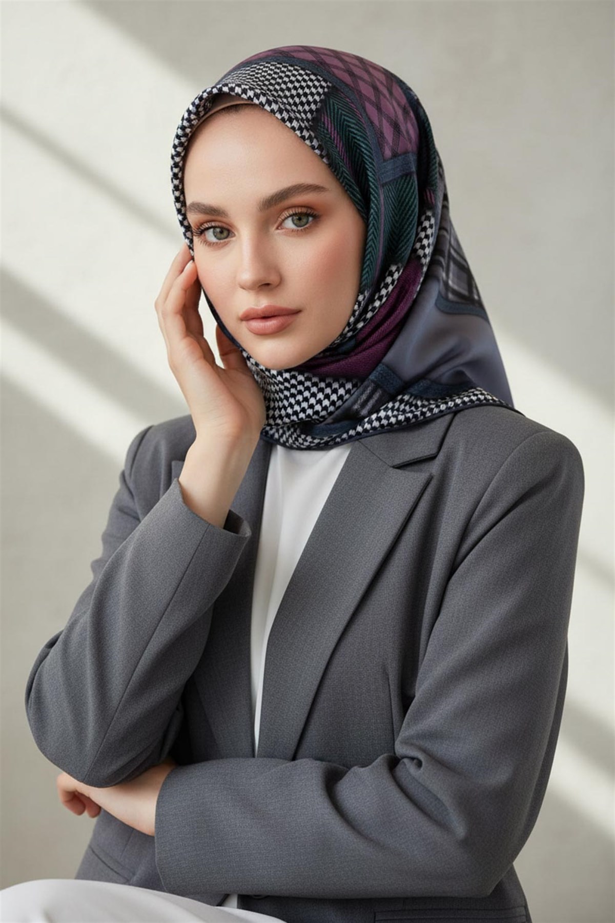 %100 Twill İpek Kazakayaklı Ve Ekose Desenli Gri - Gümüş Renkli 90x90 Eşarp Dikim Şekli : El Dikişi