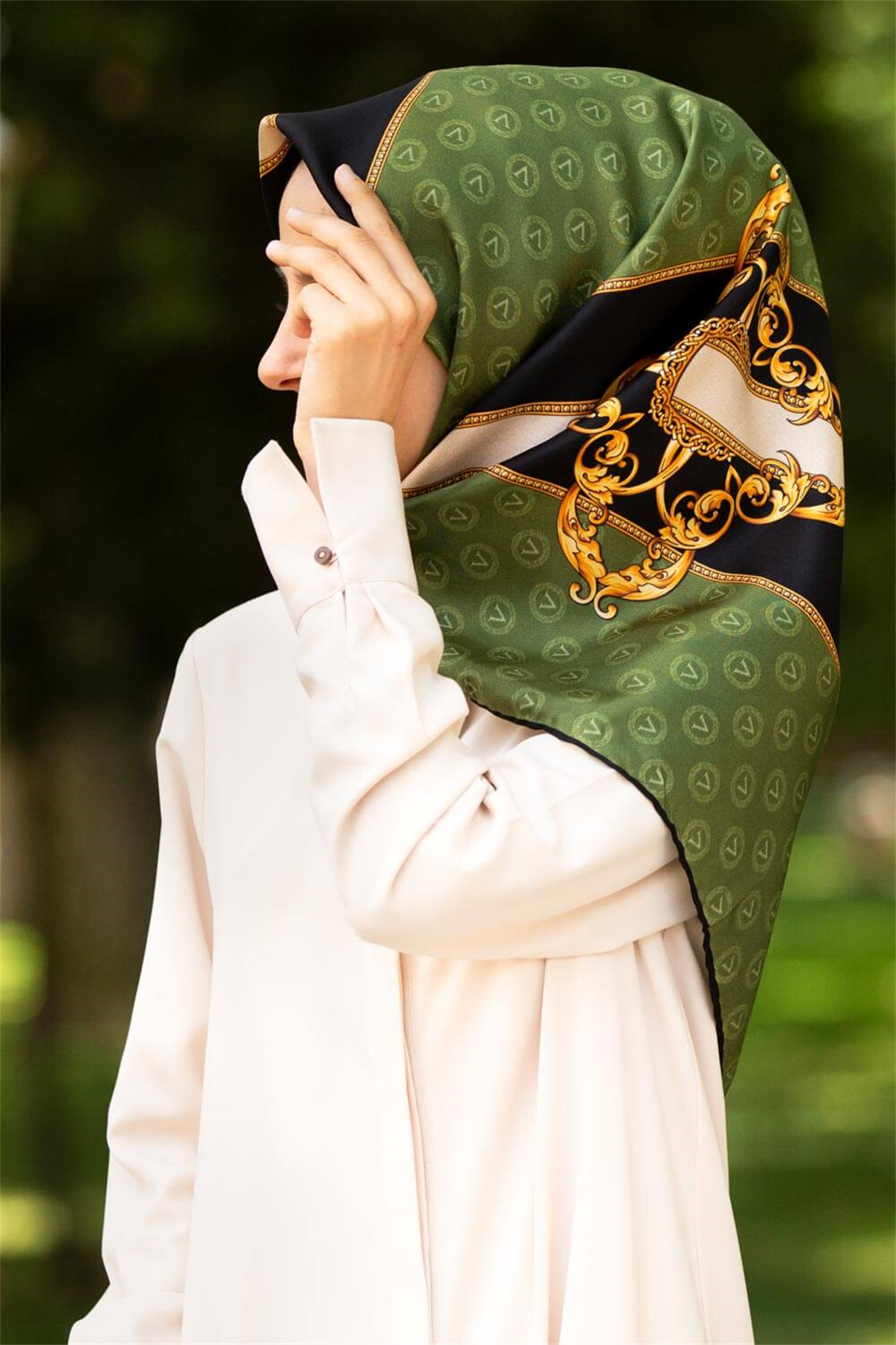 %100 Twill İpek Monogramlı Ve Barok Desenli Haki - Siyah Renkli 90x90 Eşarp Dikim Şekli : El Dikişi