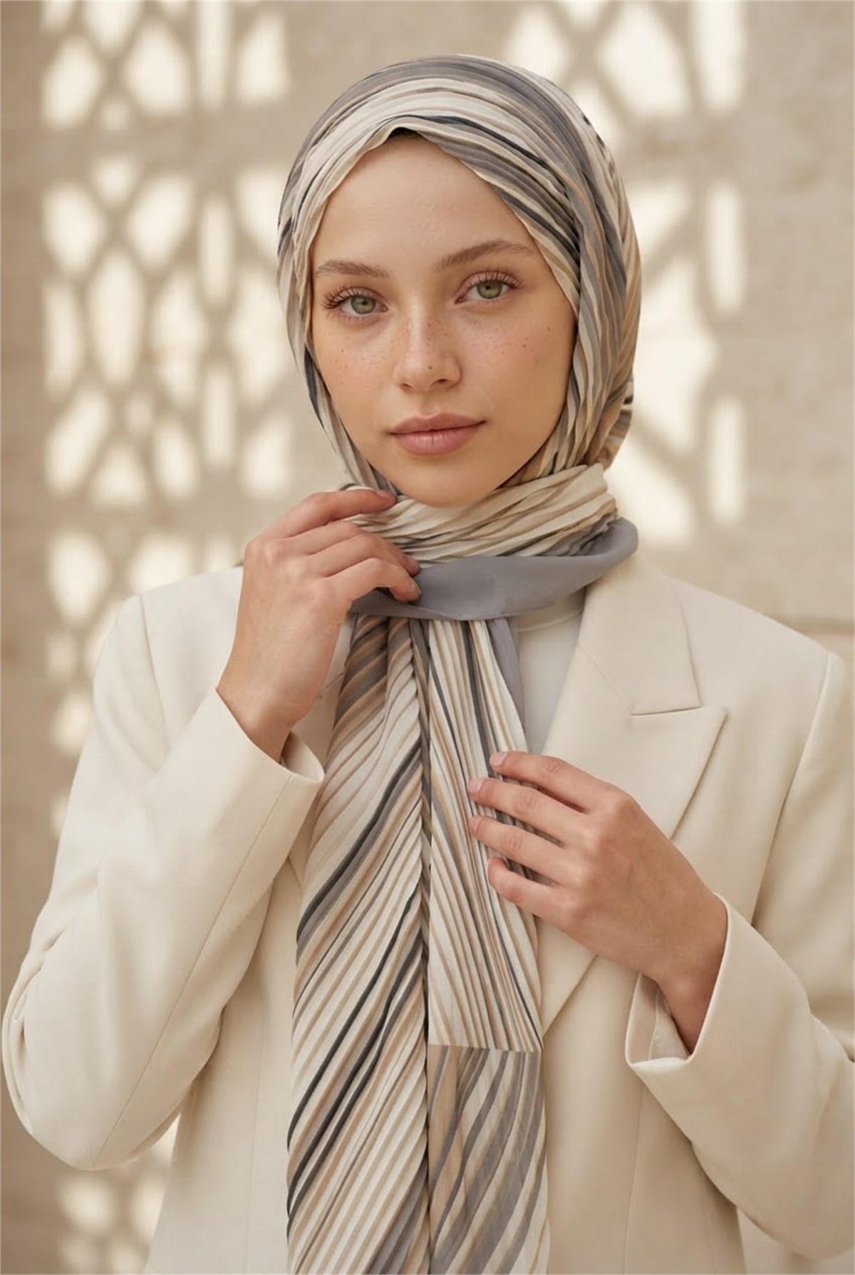 KREP ÇİZGİLİ DESENLİ GRİ RENKLİ 75X195 KIRIŞMAZ ŞAL