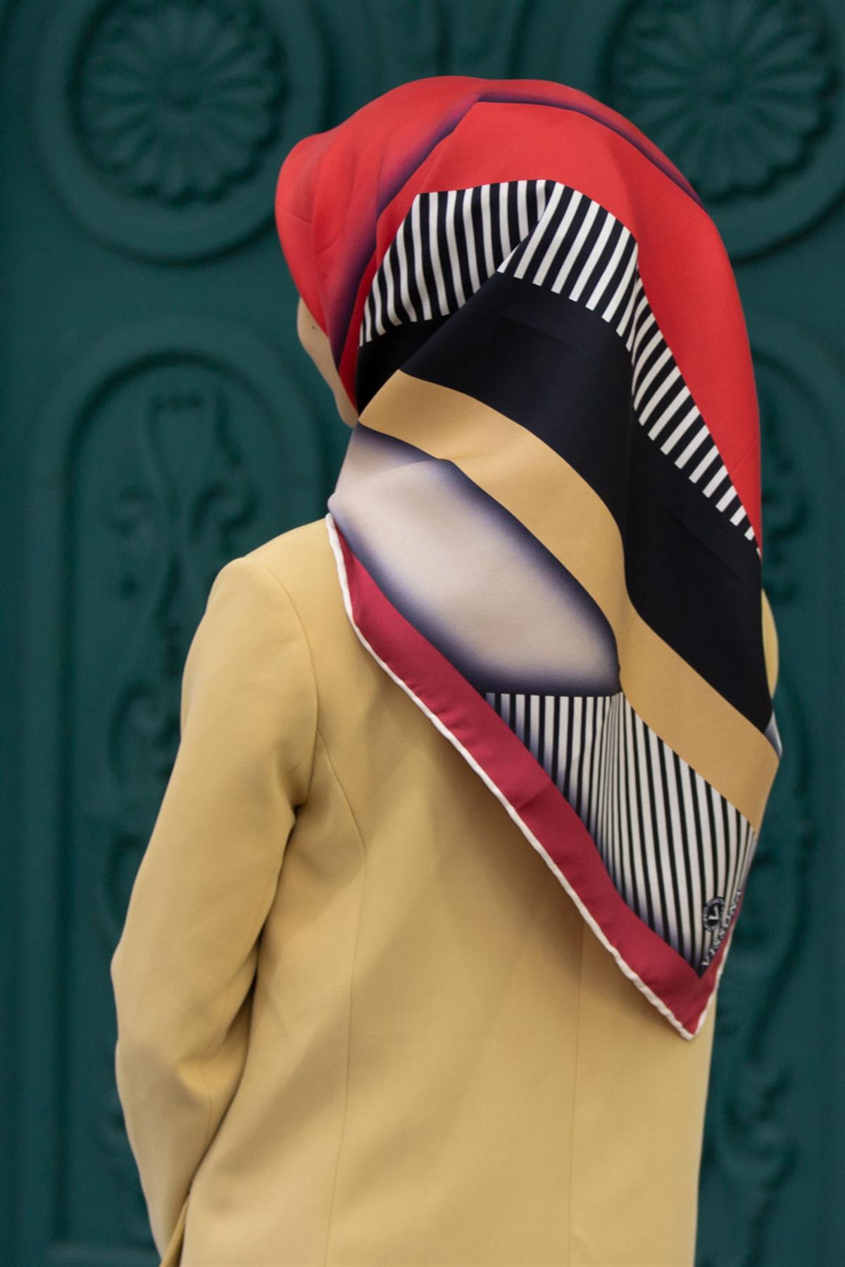 %100 Twill Renk Bloklu Çizgili Desenli Kırmızı - Bej Renkli 90x90 Eşarp Dikim Şekli: El Dikişii