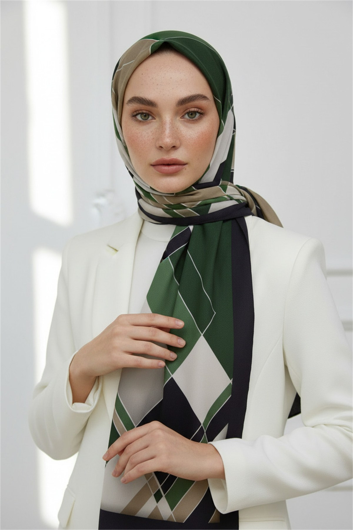 KREP GEOMETRİK DESENLİ ZÜMRÜT YEŞİLİ RENKLİ 75X195 KIRIŞMAZ ŞAL