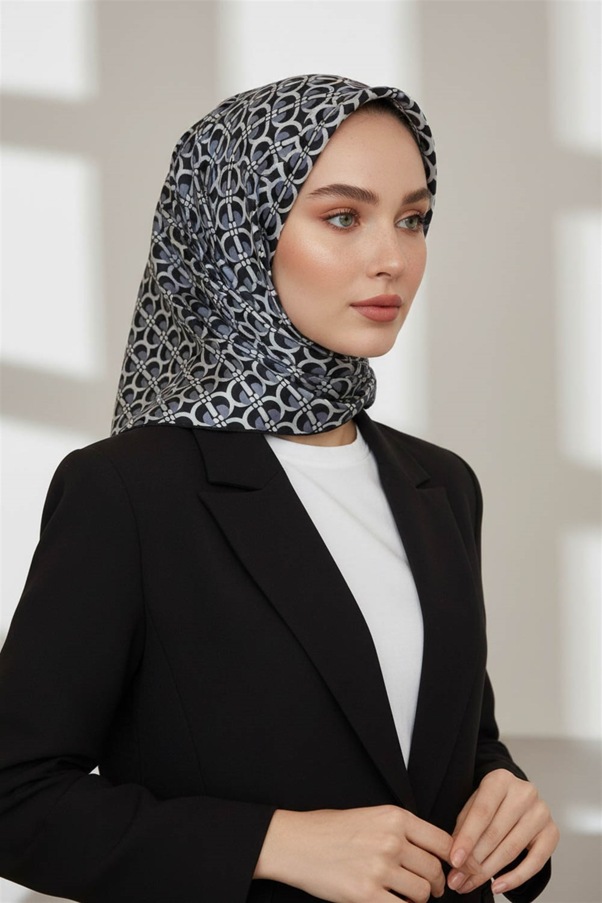 %100 Twill İpek Geometrik Desenli Siyah - Füme Renkli 90x90 Eşarp Dikim Şekli : El Dikişi