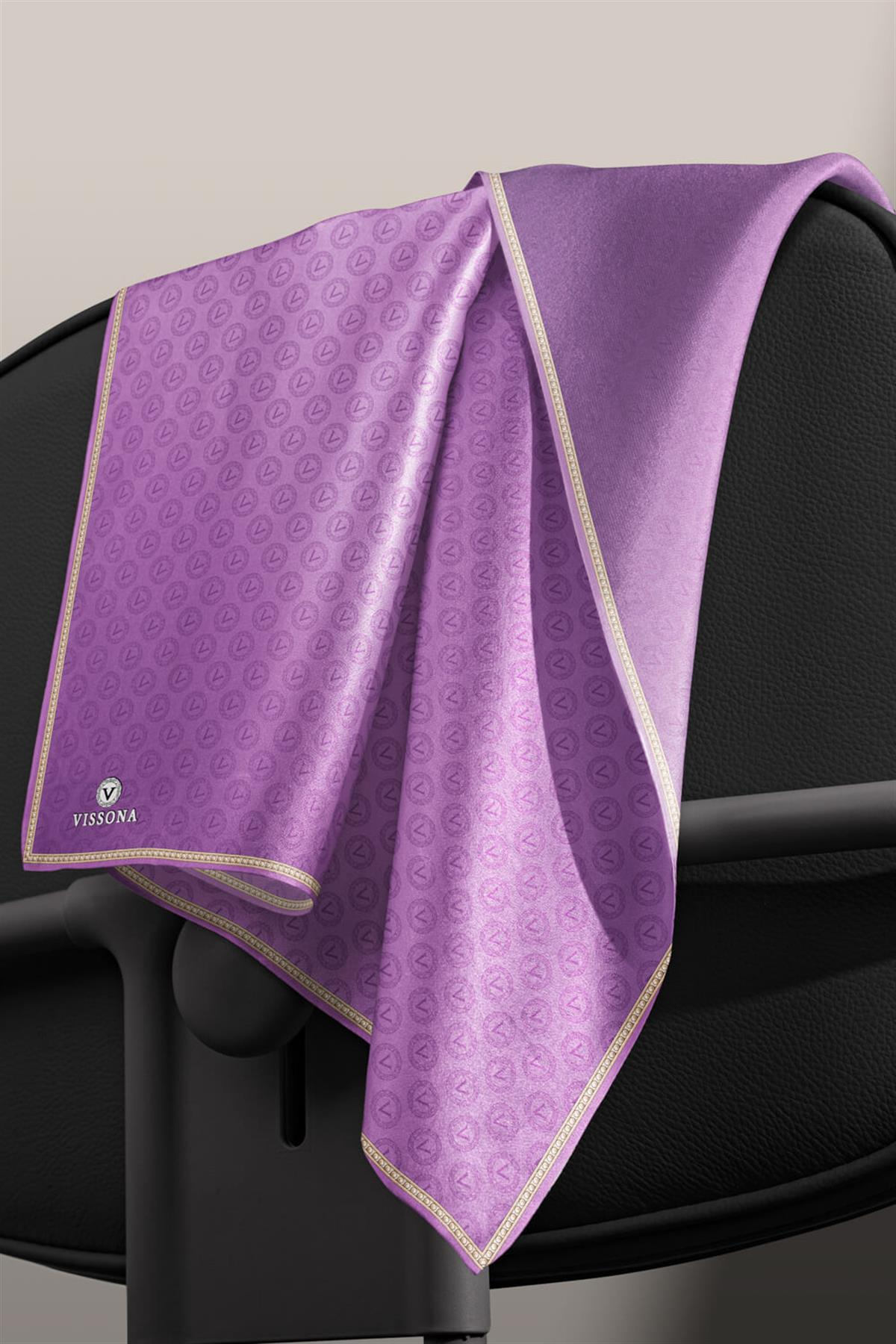 % 57 İPEK % 43 VİSKON Twill İpek Monogram Desenli Mor Renkli 90x90 Eşarp Dikim Şekli : El Dikişi