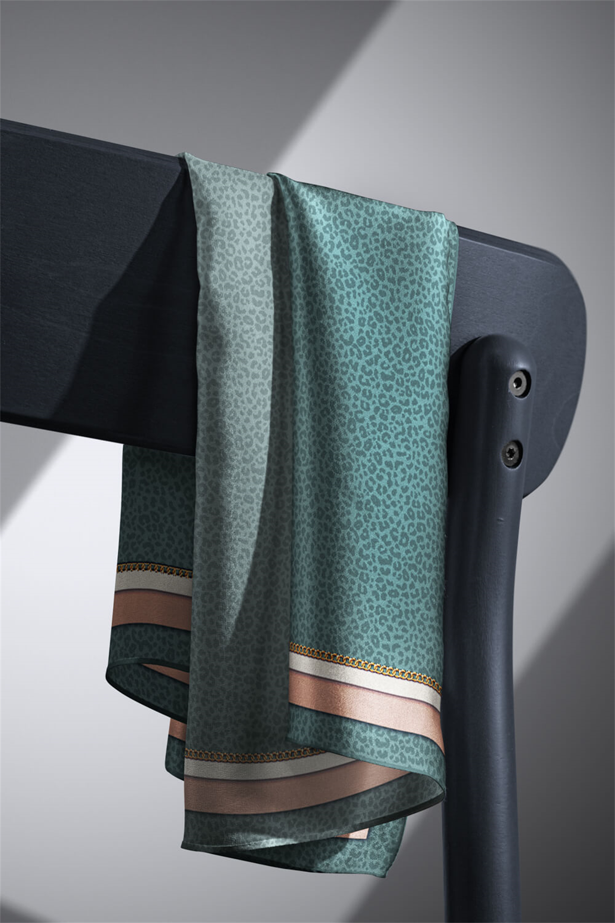 % 57 İPEK % 43 VİSKON Twill İpek Leopar Desenli Petrol Yeşili Renkli 90x90 Eşarp Dikim Şekli : El Dikişi