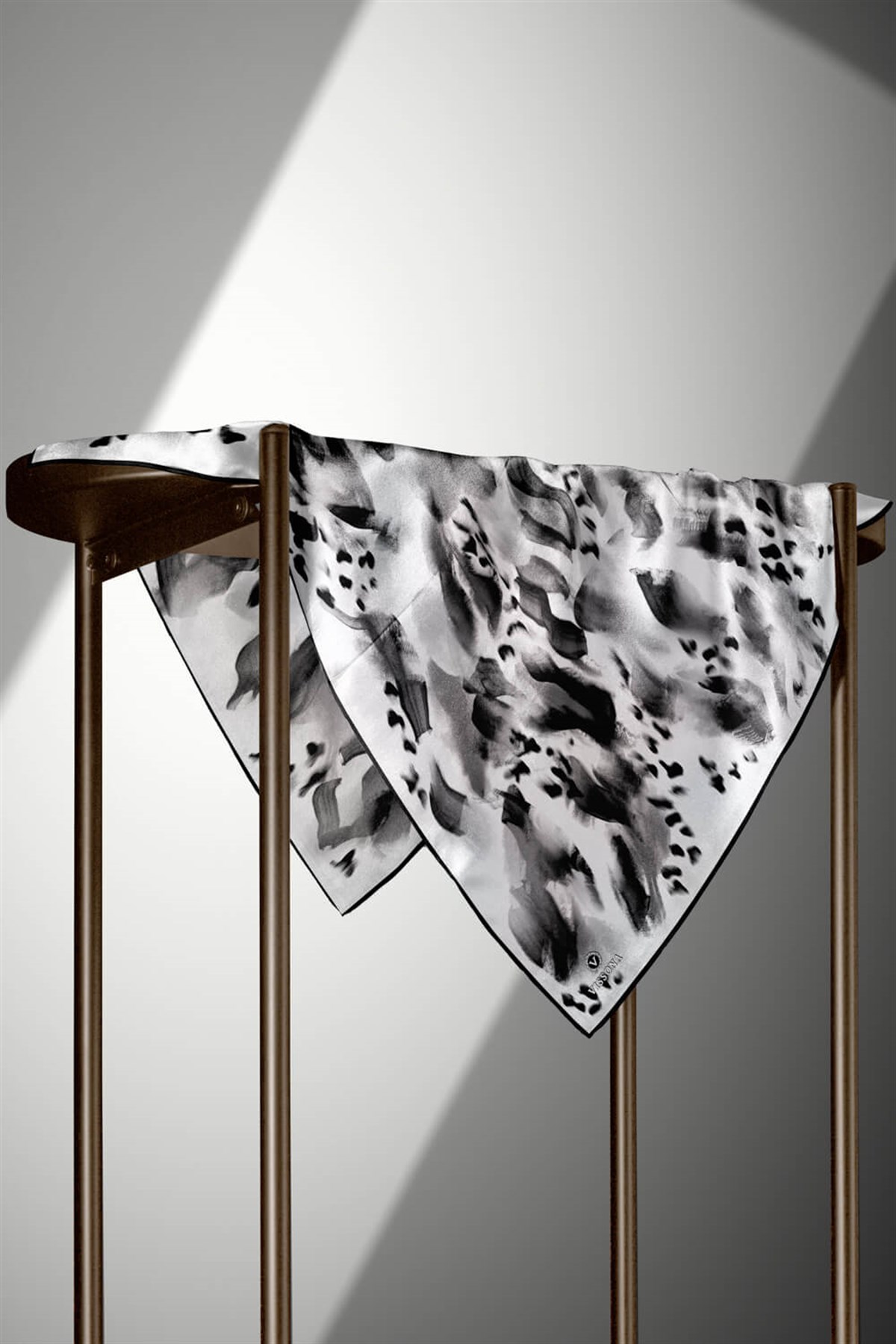 %100 Twill İpek Batik Desenli Siyah - Beyaz Renkli 90x90 Eşarp Dikim Şekli : El Dikişi