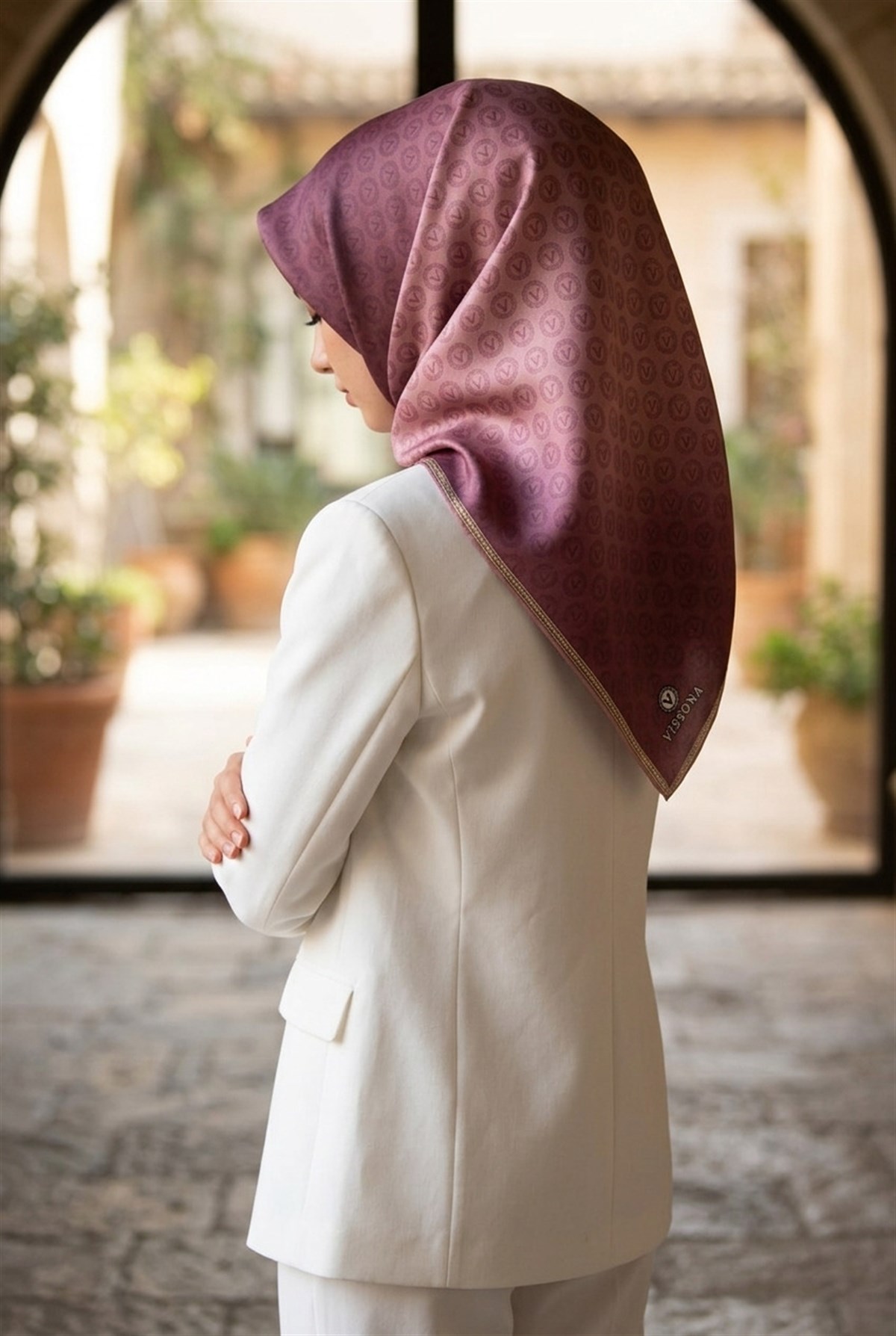 %100 Twill İpek Monogram Desenli Gül Kurusu Renkli 90x90 Eşarp Dikim Şekli : El Dikişi