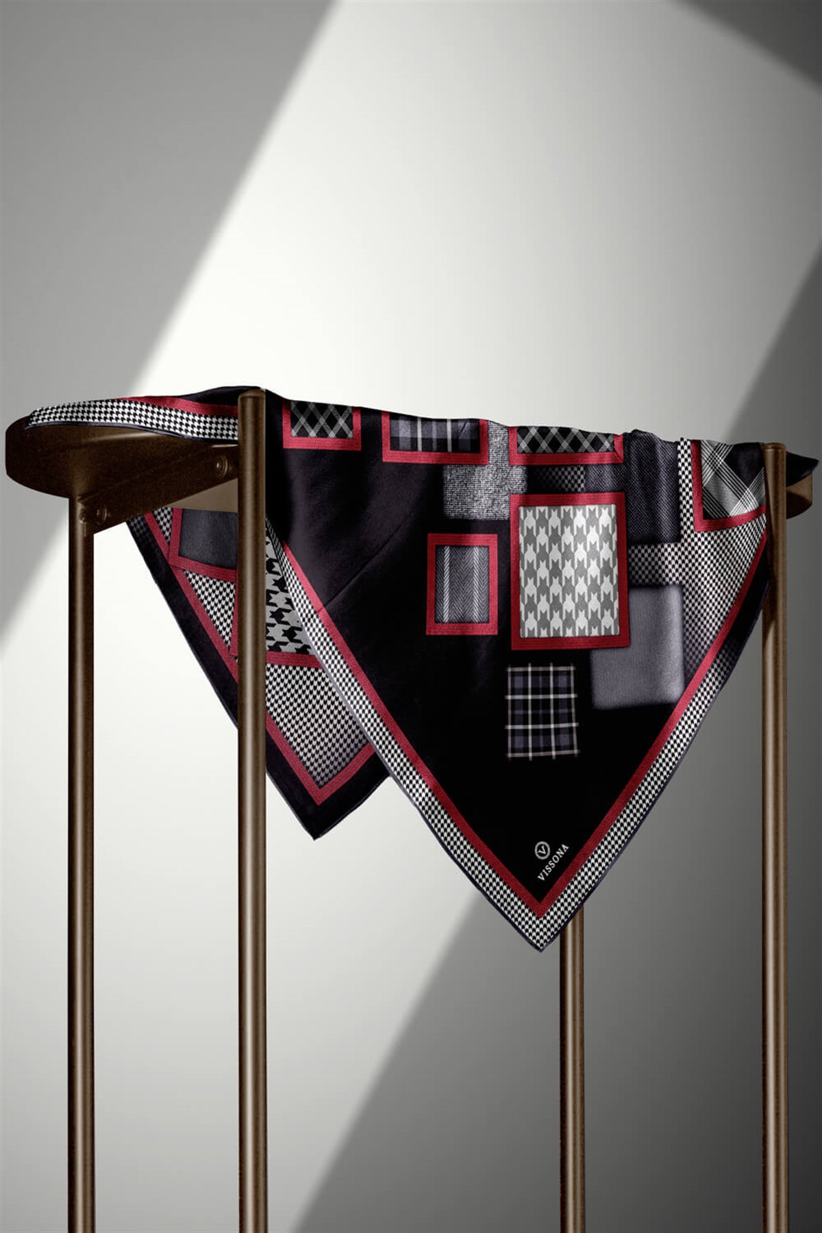 %100 Twill İpek Kazakayaklı Ve Ekose Desenli Gri - Kırmızı Renkli 90x90 Eşarp Dikim Şekli : El Dikişi