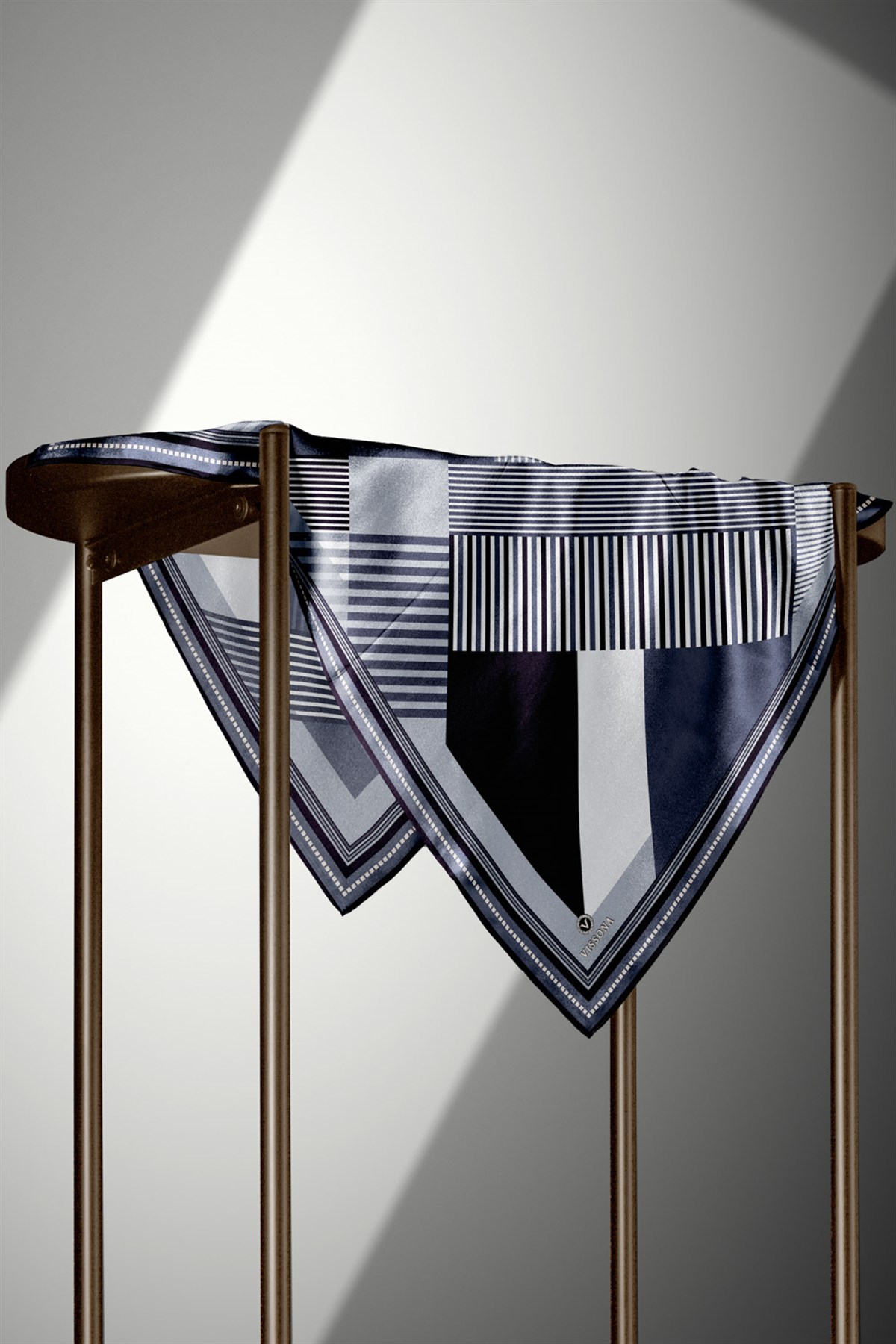 %100 Twill İpek Geometrik Desenli Gri Renkli 90x90 Eşarp Dikim Şekli : El Dikişi