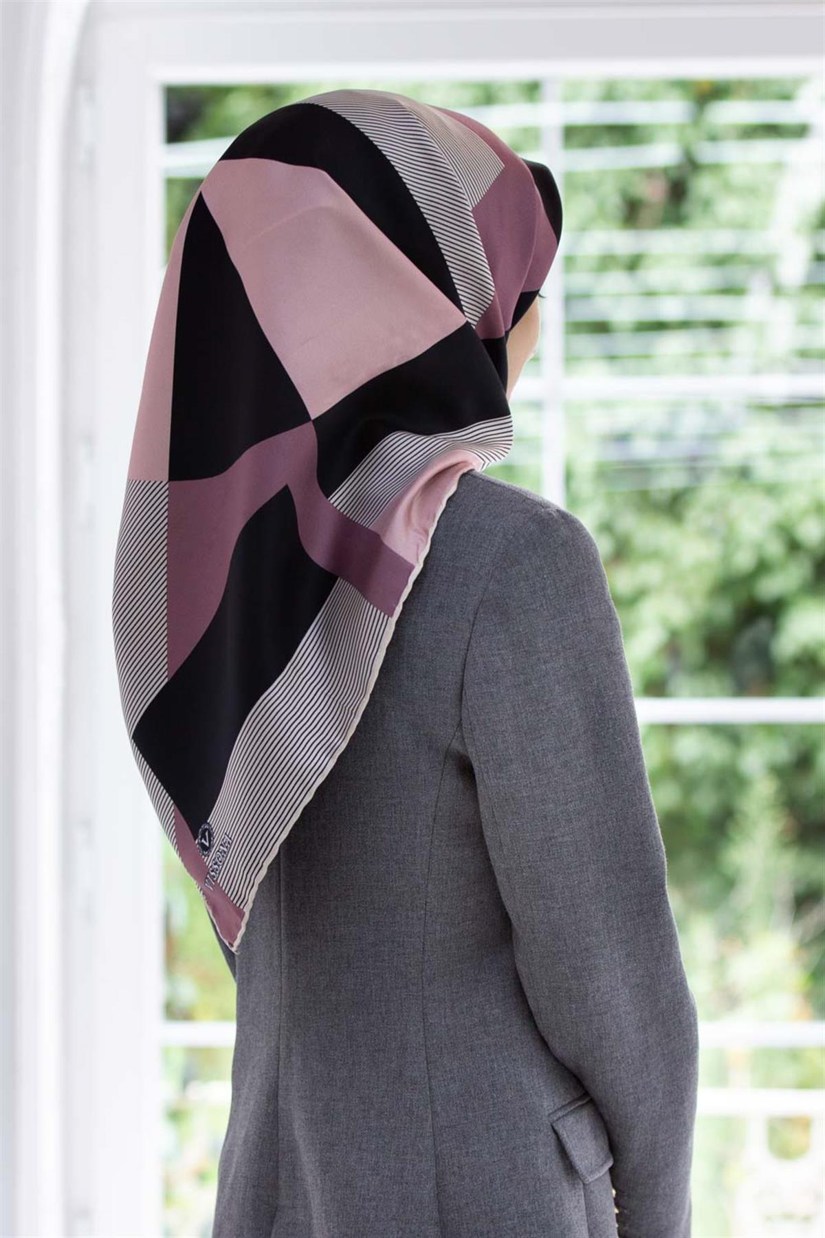 %100 Twill İpek Geometrik Çizgi Desenli Siyah - Pudra Renkli 90x90 Eşarp Kenar Dikiş Şekli El Dikişli