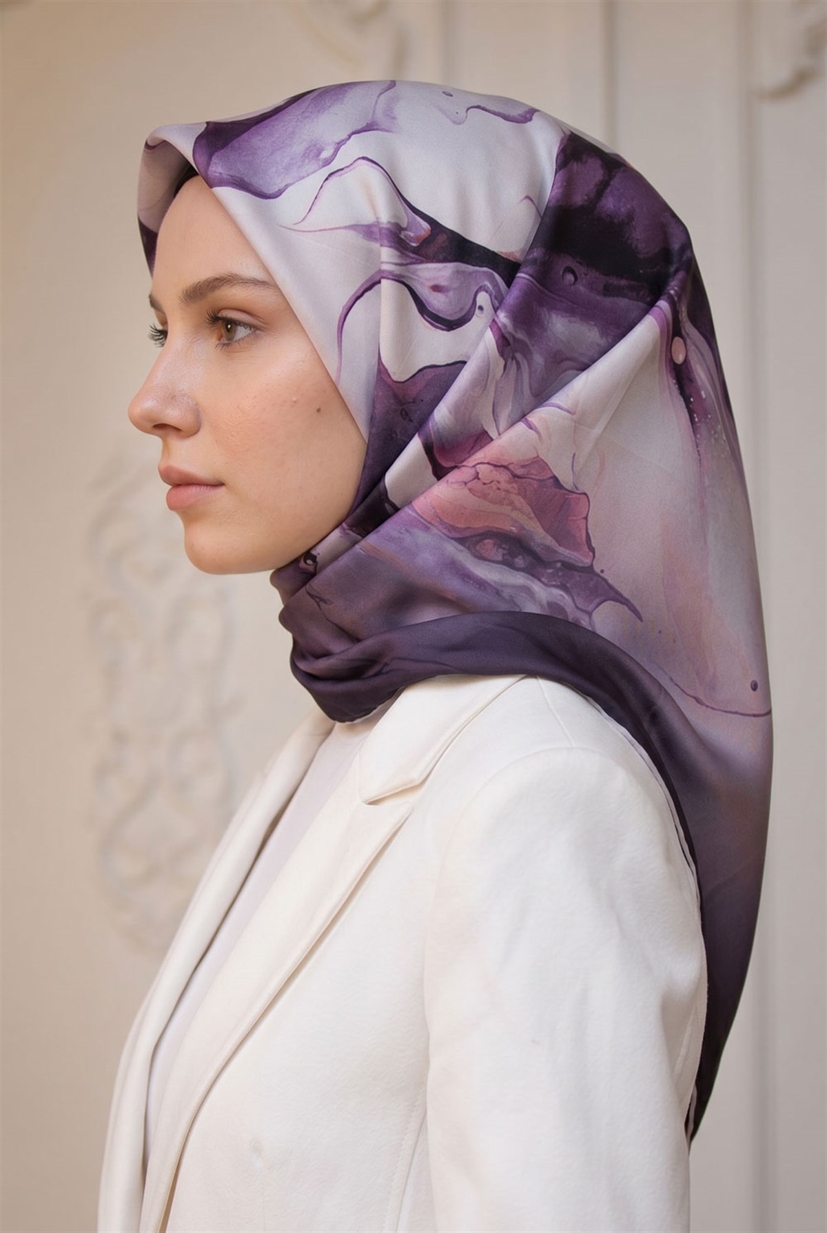 %100 Twill İpek Batik Çiçek Desenli Mürdüm - Krem Renkli 90x90 Eşarp Dikim Şekli : El Dikişi