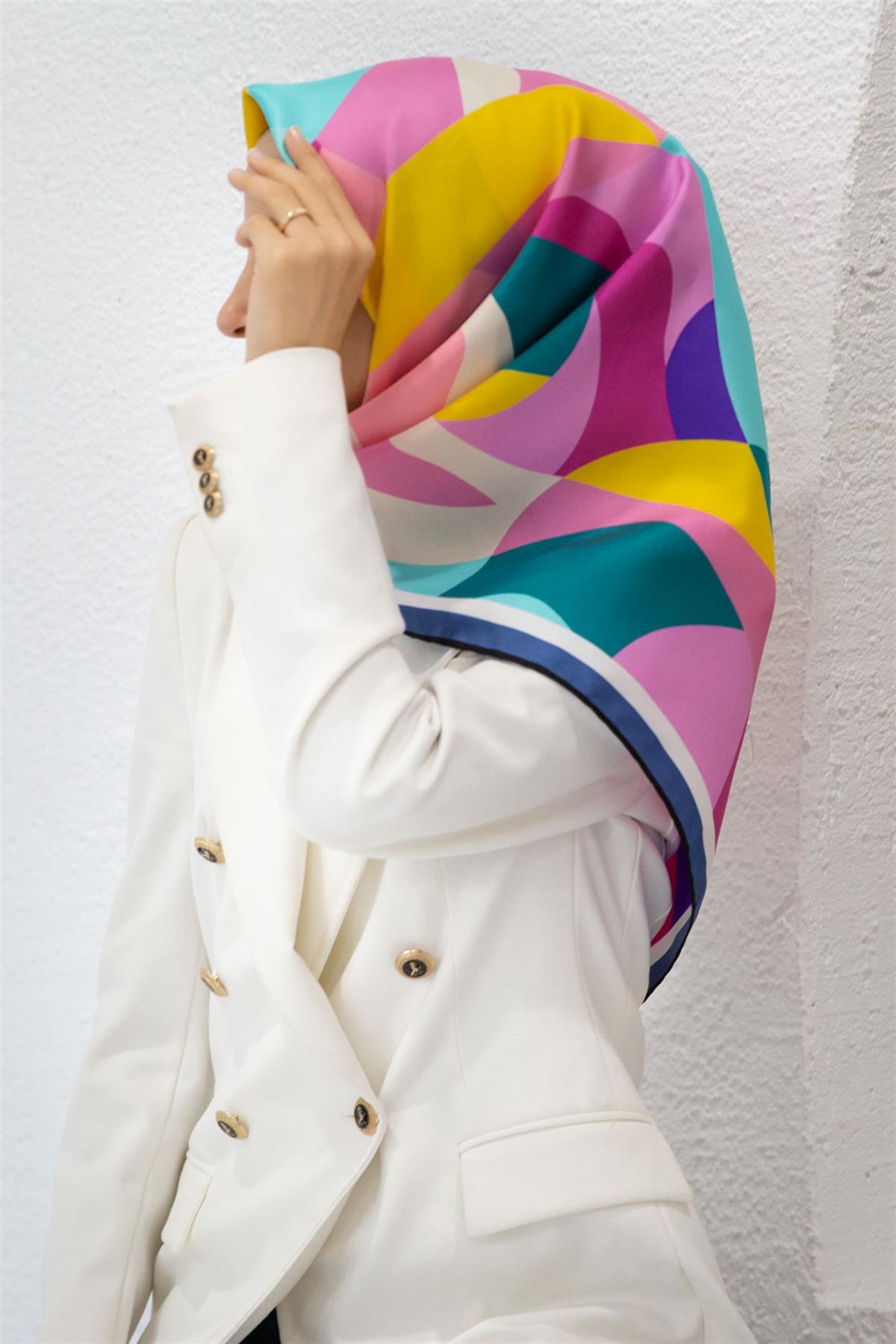 %100 Twill İpek Geometrik Desenli Pembe - Petrol Yeşili Renkli 90x90 Eşarp Dikim Şekli : El Dikişi