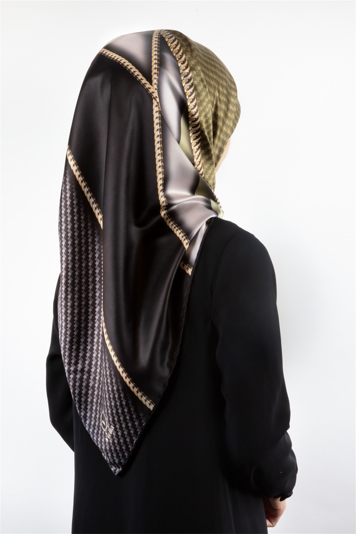 Rayon Gold Detaylı Geometrik Desenli Haki Renkli 90x90 Eşarp (İpek İçermez) Kenar Dikiş Şekli El Dikişli