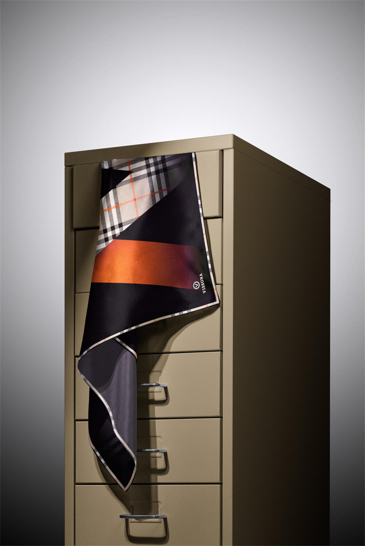 % 57 İPEK % 43 VİSKON Twill İpek Ekose Desenli Taba - Siyah Renkli 90x90 Eşarp Dikim Şekli : El Dikişi