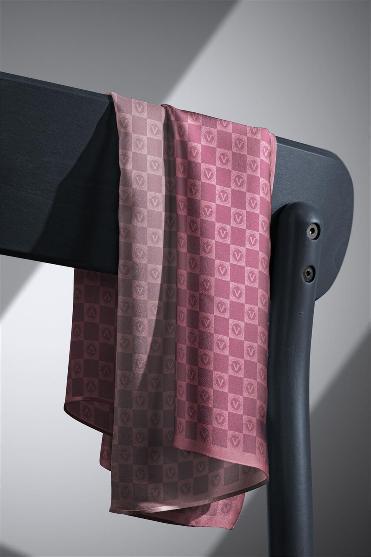 %100 Twill İpek Monogram Desenli Gül Kurusu Renkli 90x90 Eşarp Dikim Şekli : El Dikişi