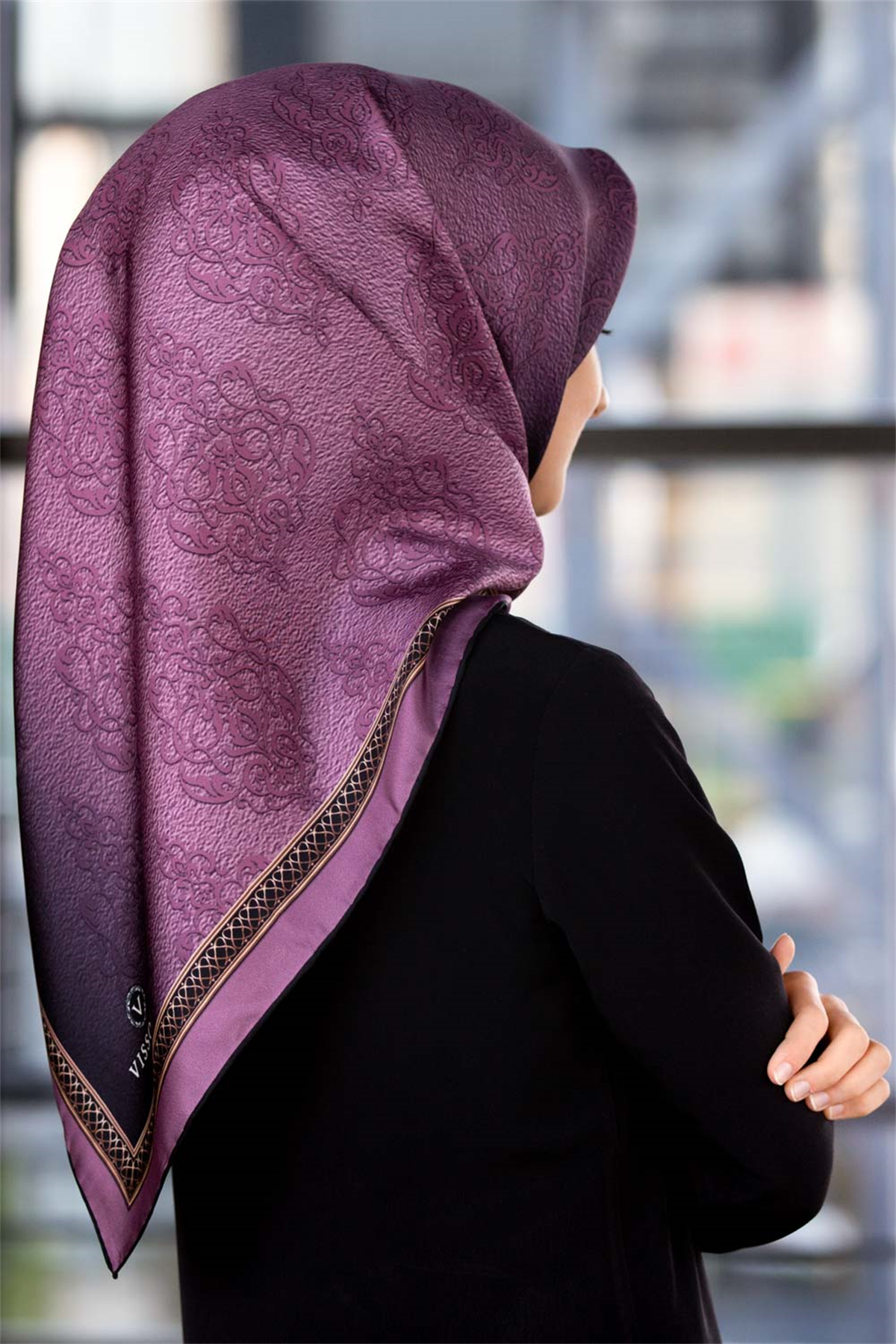 % 57 İPEK % 43 VİSKON Twill Barok Desenli Lila Renkli 90x90 Eşarp Dikim Şekli: El Dikişi