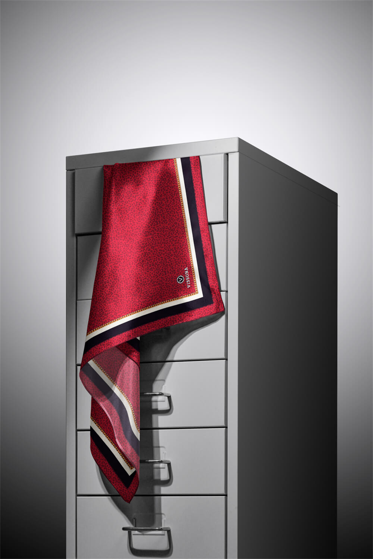 % 57 İPEK % 43 VİSKON Twill İpek Leopar Desenli Bordo Renkli 90x90 Eşarp Dikim Şekli : El Dikişi