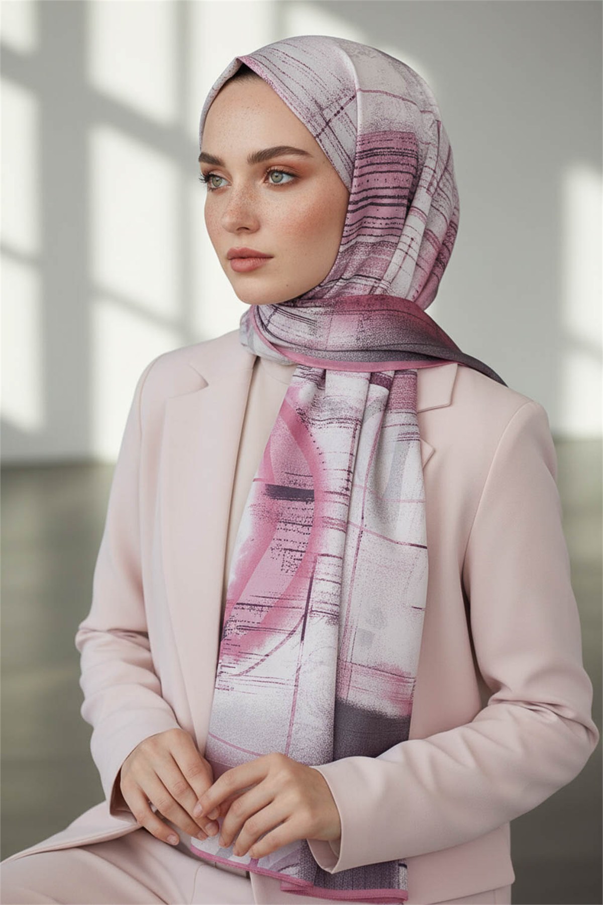 KREP GEOMETRİK DESENLİ PUDRA RENKLİ 75X195 KIRIŞMAZ ŞAL