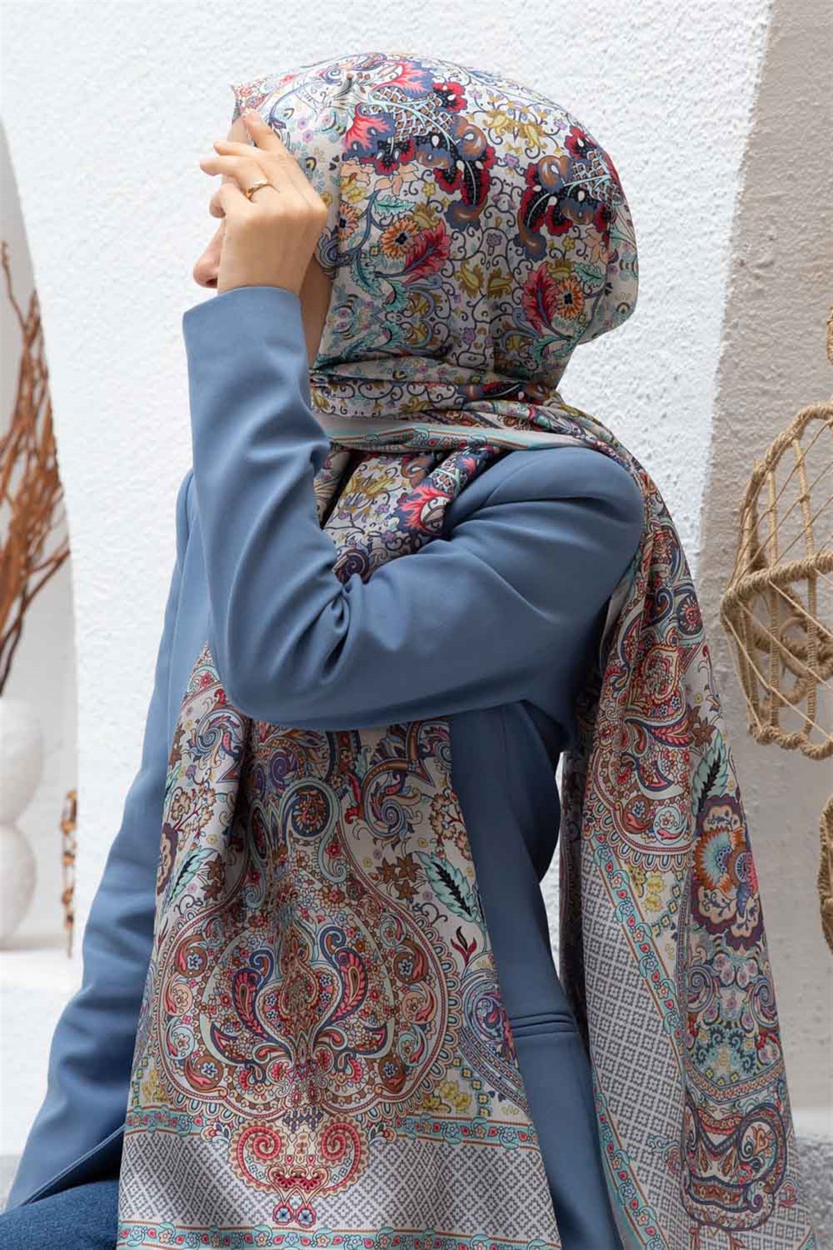 %100 İPEK ETRO DESENLİ GRİ - NAR ÇİÇEĞİ RENKLİ ŞAL