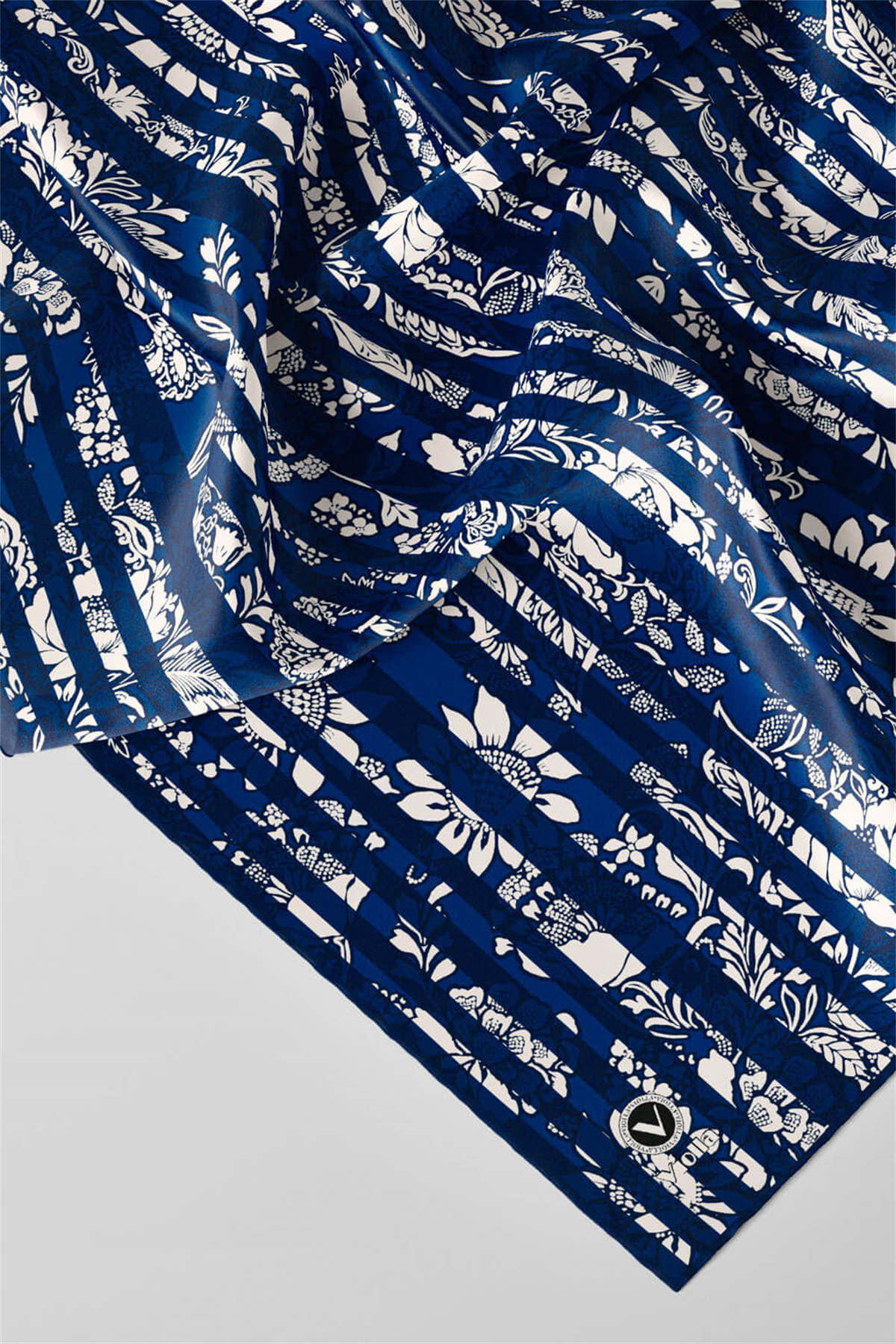 Twill Batik Şal Desenli Lacivert Renkli 90x90 Eşarp (İpek İçermez) Kenar Dikiş Şekli El Dikişli