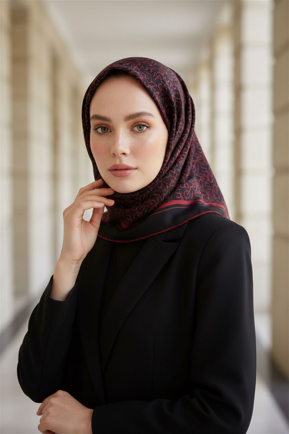 %100 Twill İpek Harf Desenli Siyah - Kırmızı Renkli 90x90 Eşarp Dikim Şekli : El Dikişi
