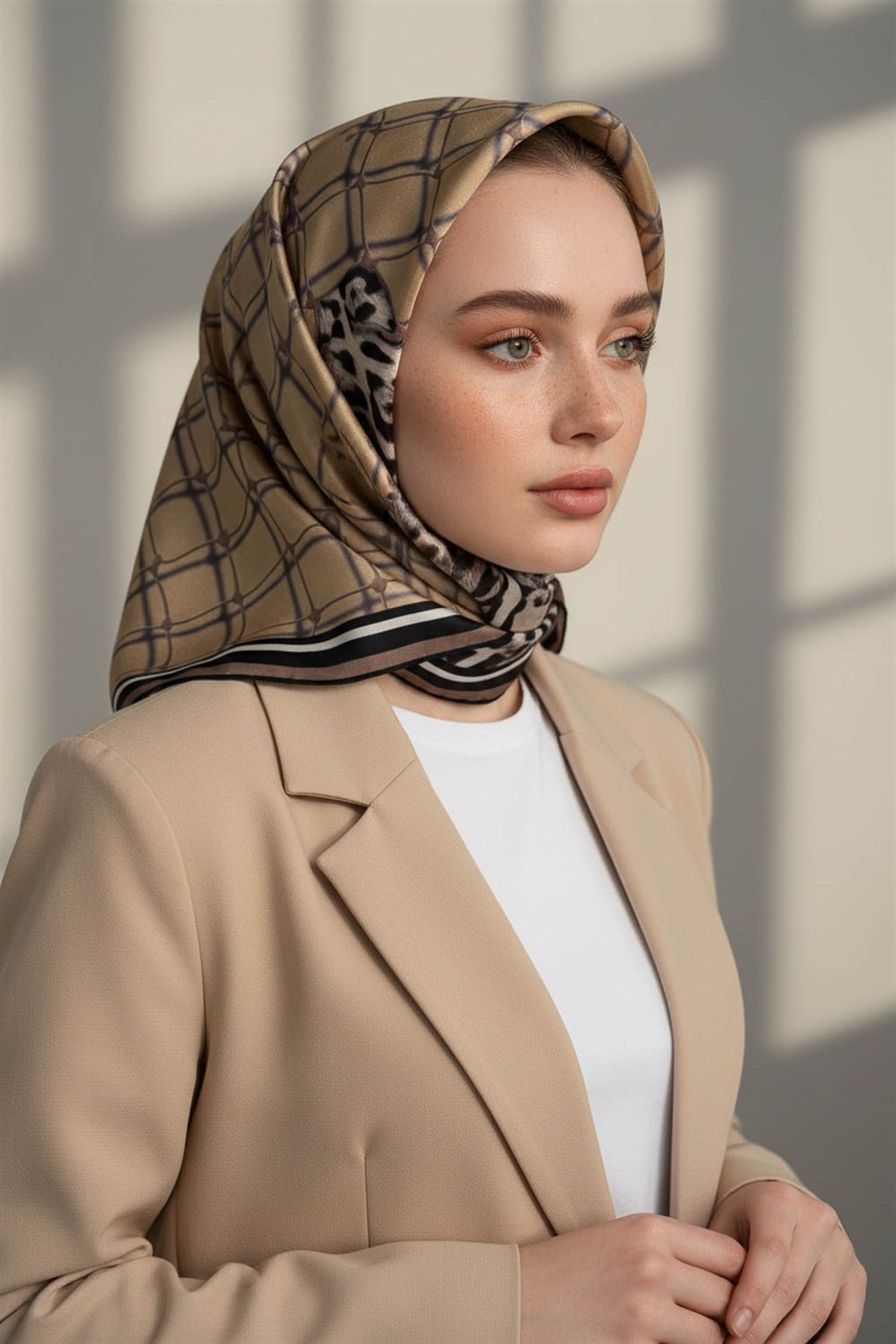 %100 Twill İpek Leopar Desenli Bej Renkli 90x90 Eşarp Dikim Şekli : El Dikişi