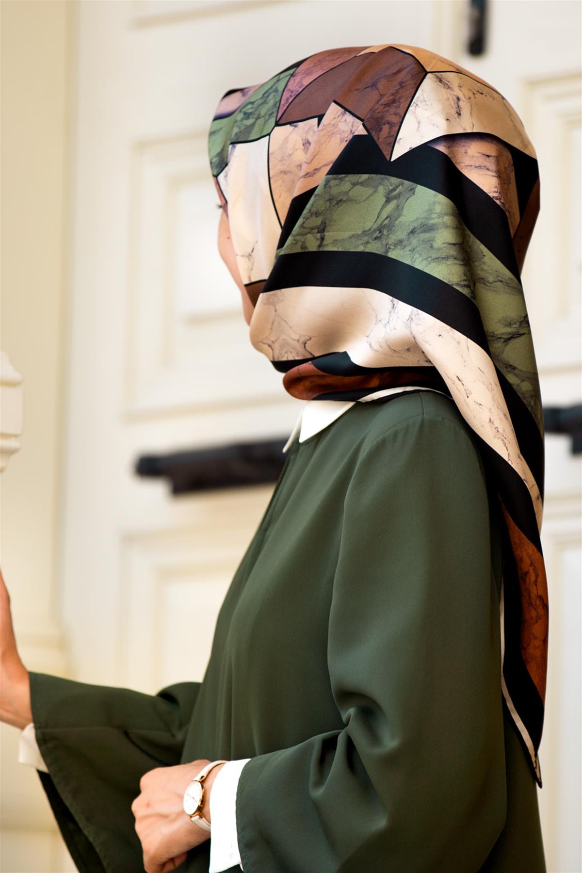 %100 Twill İpek Geometrik Mermer Desenli Haki - Bakır Renkli 90x90 Eşarp Dikim Şekli : El Dikişi