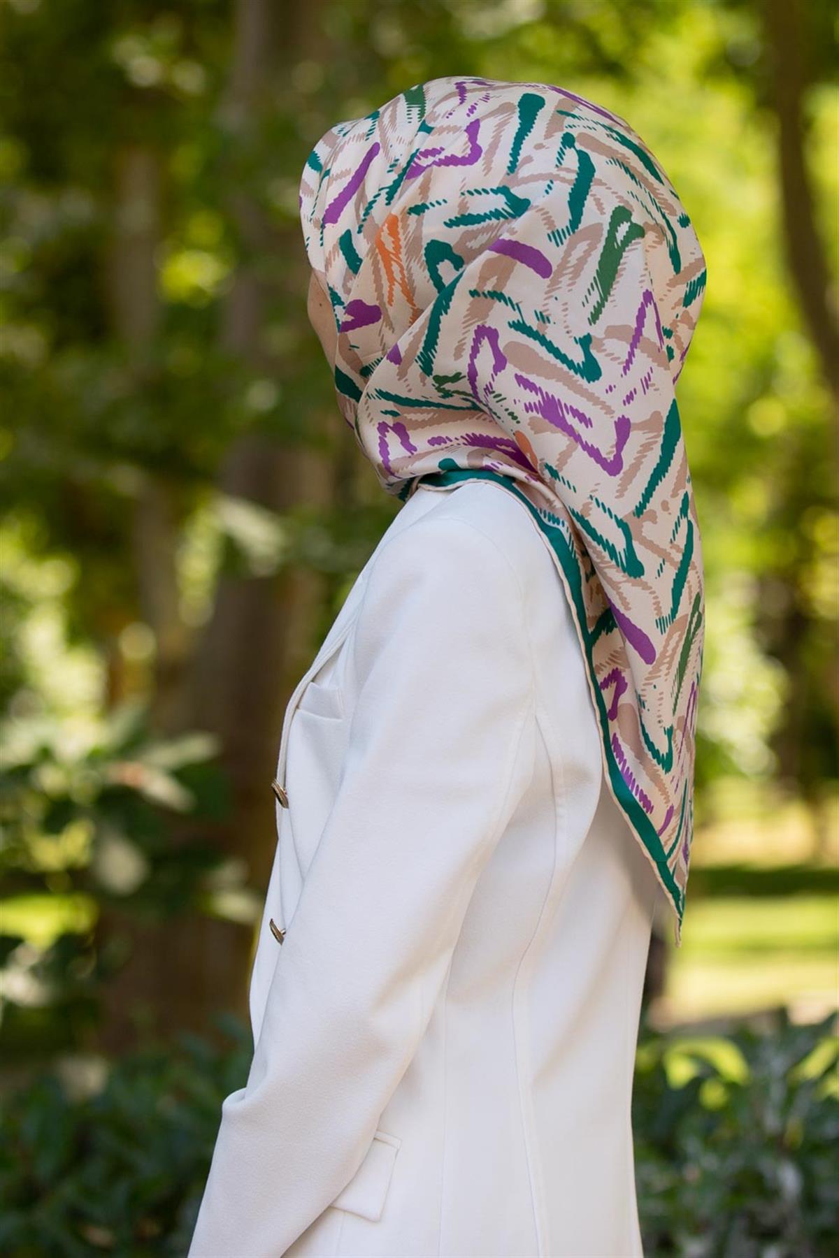 %100 Twill İpek Geometrik Desenli Petrol Yeşili - Mürdüm Renkli 90x90 Eşarp Dikim Şekli : El Dikişi