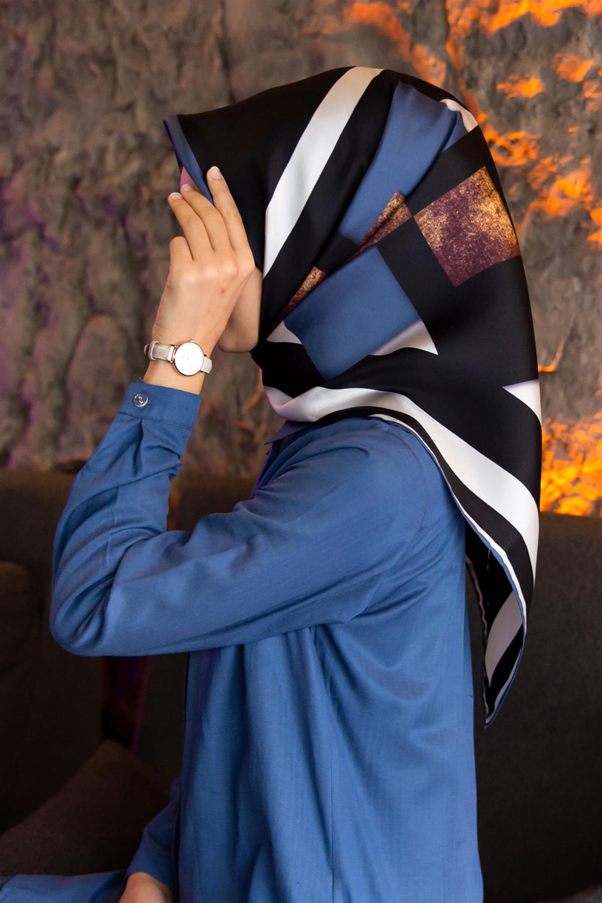 %100 Twill İpek Karo Desenli İndigo - Siyah Renkli 90x90 Eşarp Dikim Şekli : El Dikişi