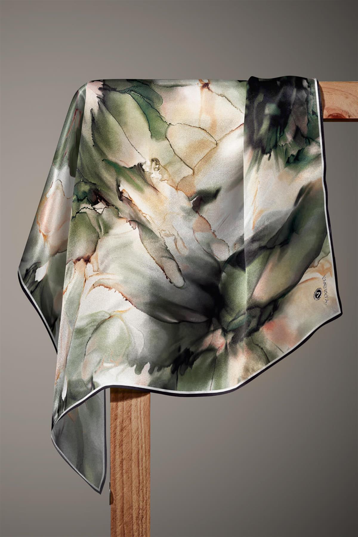 %100 Twill İpek Batik Çiçek Desenli Haki Yeşili - Vizon Renkli 90x90 Eşarp Kenar Dikiş Şekli El Dikişli