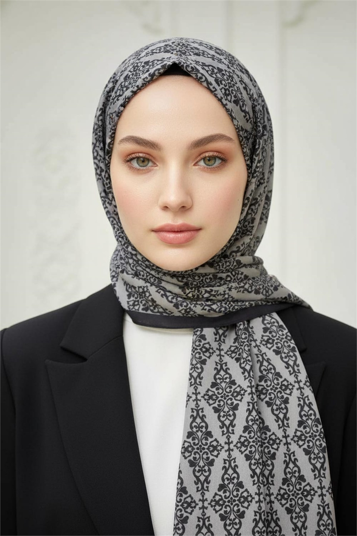KREP BAROK DESENLİ SİYAH RENKLİ KIRIŞMAZ ŞAL