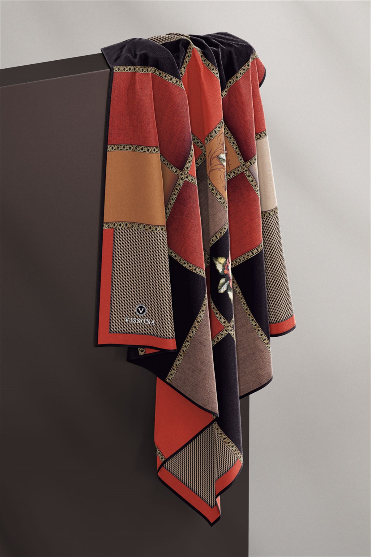 %100 Twill İpek Dokulu Çiçekli Ve Geometrik Desenli Siyah - Taba Renkli 90x90 Eşarp Dikim Şekli : El Dikişi