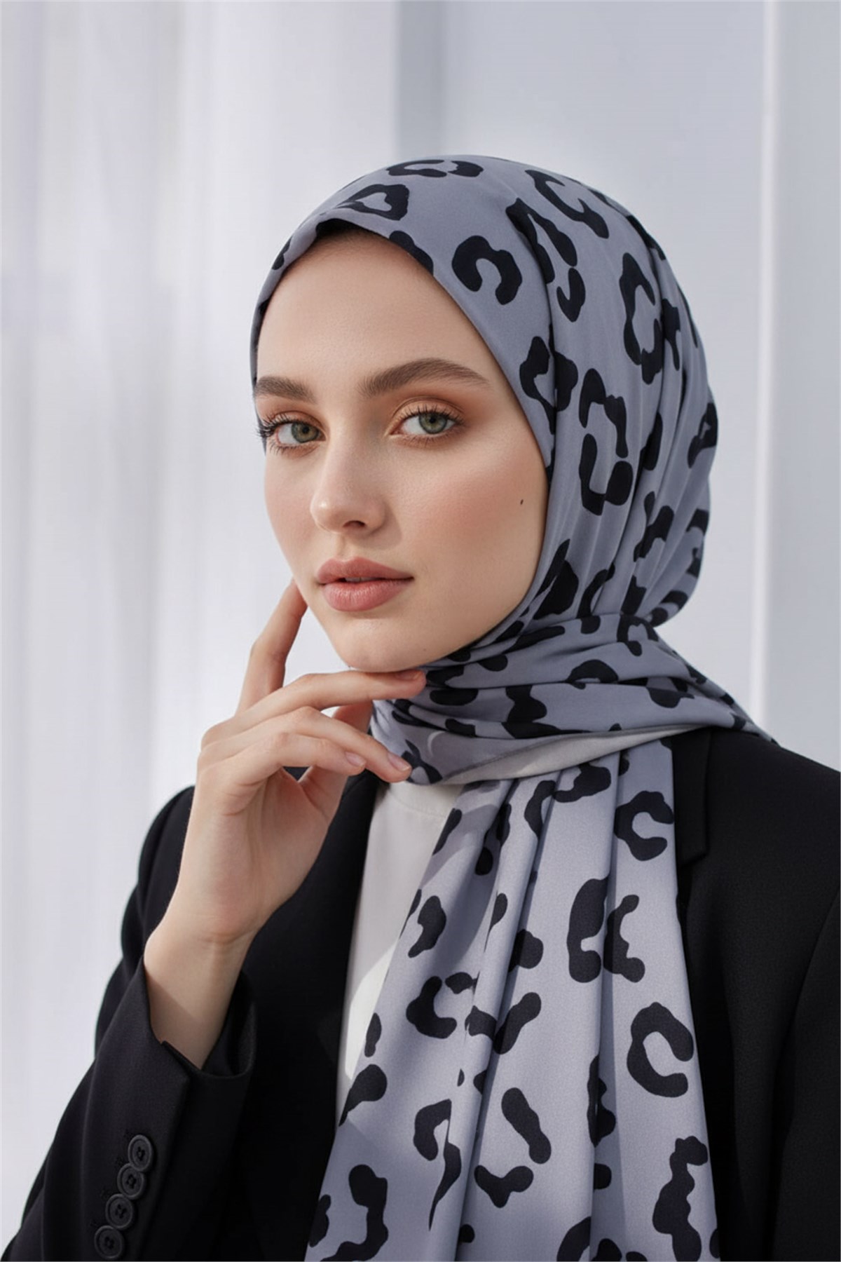 KREP LEOPAR DESENLİ GÜMÜŞ RENKLİ 75X195 KIRIŞMAZ ŞAL