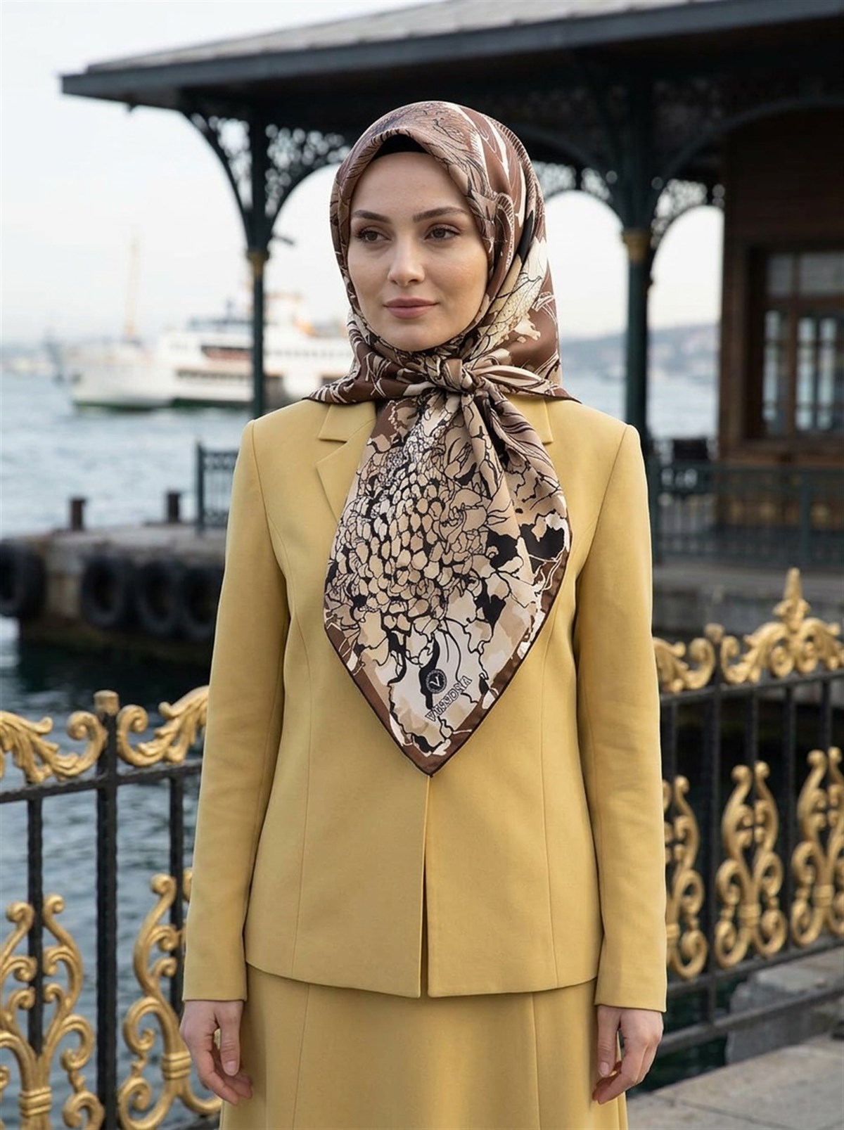 %100 Twill İpek Yaprak Desenli Kahverengi - Bej Renkli 90x90 Eşarp Dikim Şekli : El Dikişi