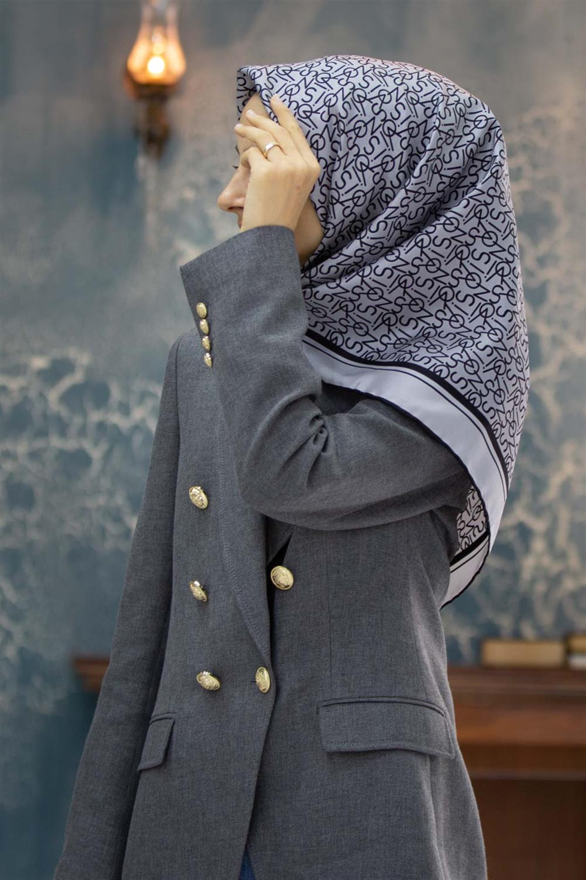 %100 Twill İpek Harf Desenli Gri - Siyah Renkli 90x90 Eşarp Dikim Şekli : El Dikişi
