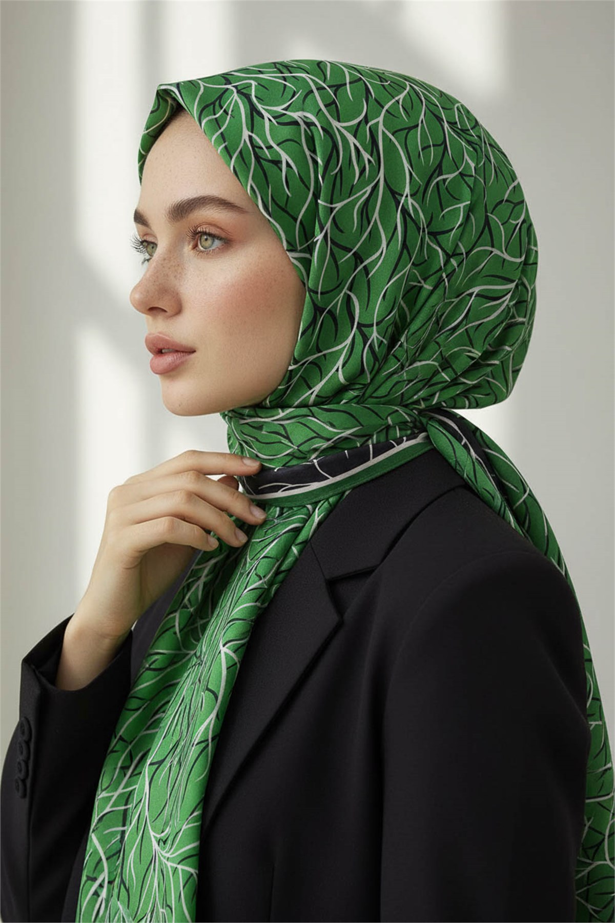 KREP GEOMETRİK DESENLİ ZÜMRÜT YEŞİLİ RENKLİ 75X195 KIRIŞMAZ ŞAL