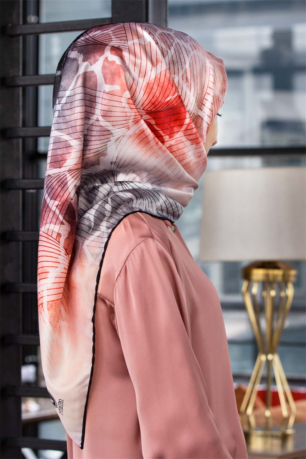 Twill Degradeli Ve Zürafa Desenli Gri Renkli 90x90 Eşarp (İpek İçermez) Kenar Dikiş Şekli El Dikişli