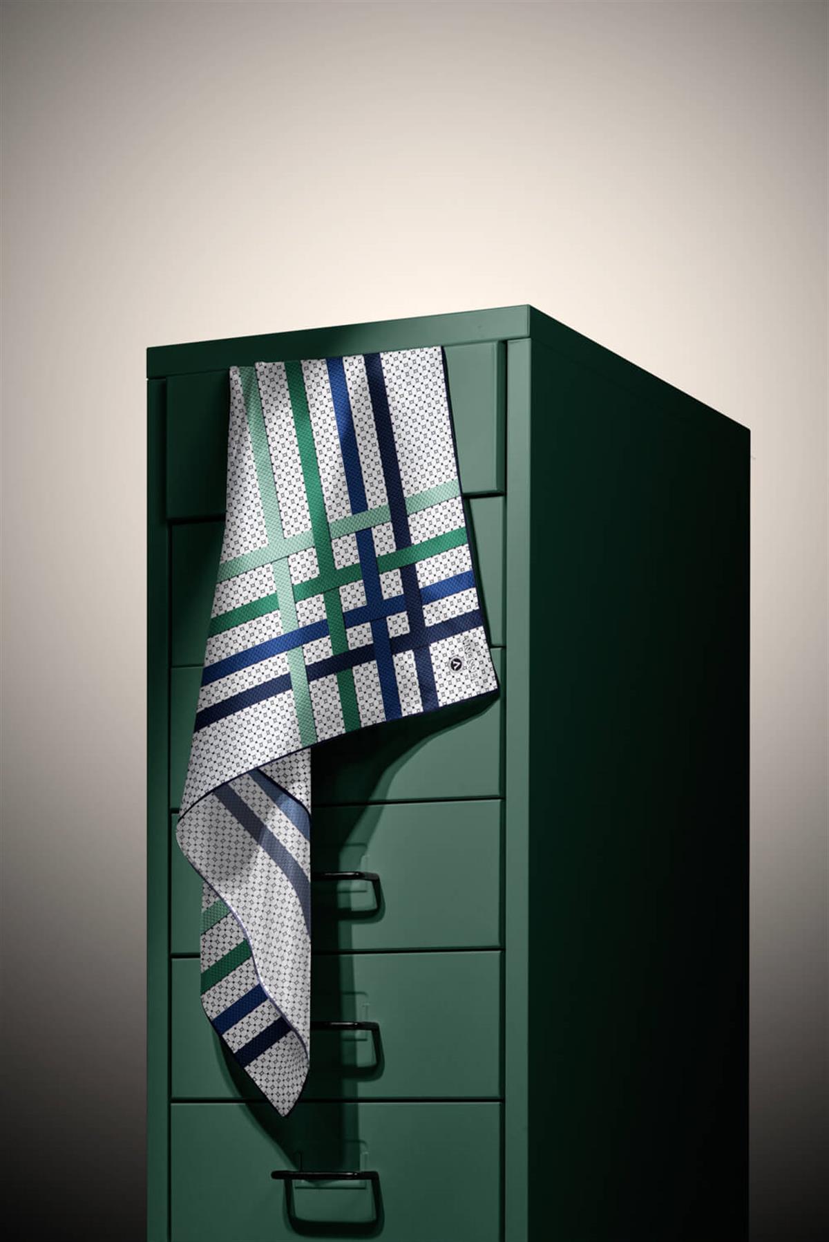 %100 Twill İpek Bantlı Monogram Desenli Zümrüt Yeşili - Lacivert Renkli 90x90 Eşarp Dikim Şekli : El Dikişi