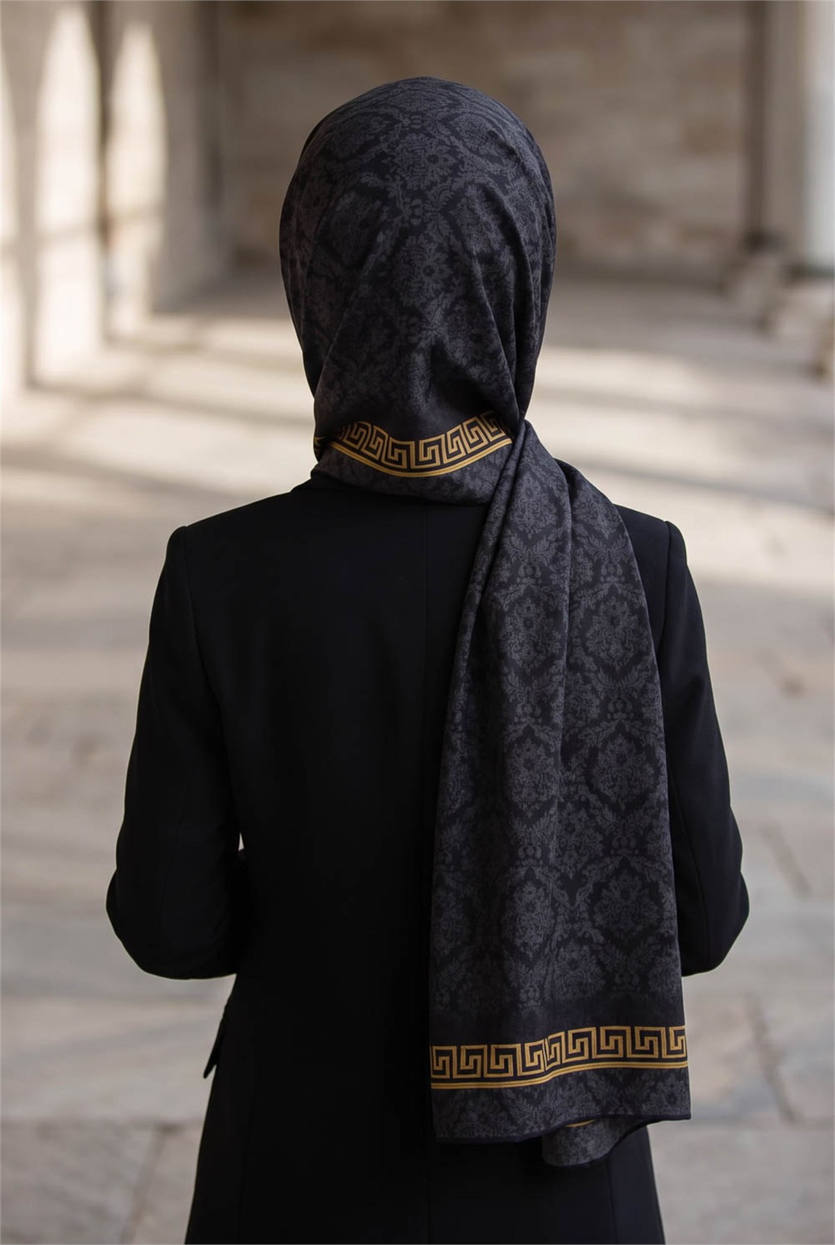 KREP GOLD DETAYLI BAROK DESENLİ SİYAH RENKLİ 75X195 KIRIŞMAZ ŞAL