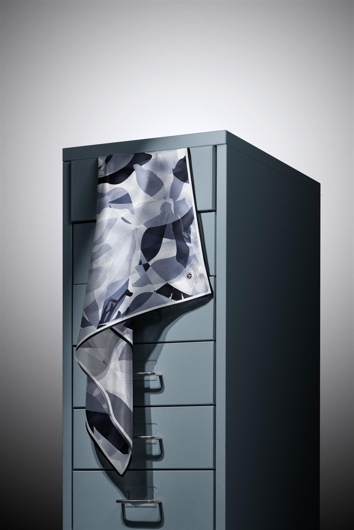 %100 Twill İpek Çiçek Desenli Gri - Siyah Renkli 90x90 Eşarp Dikim Şekli : El Dikişi