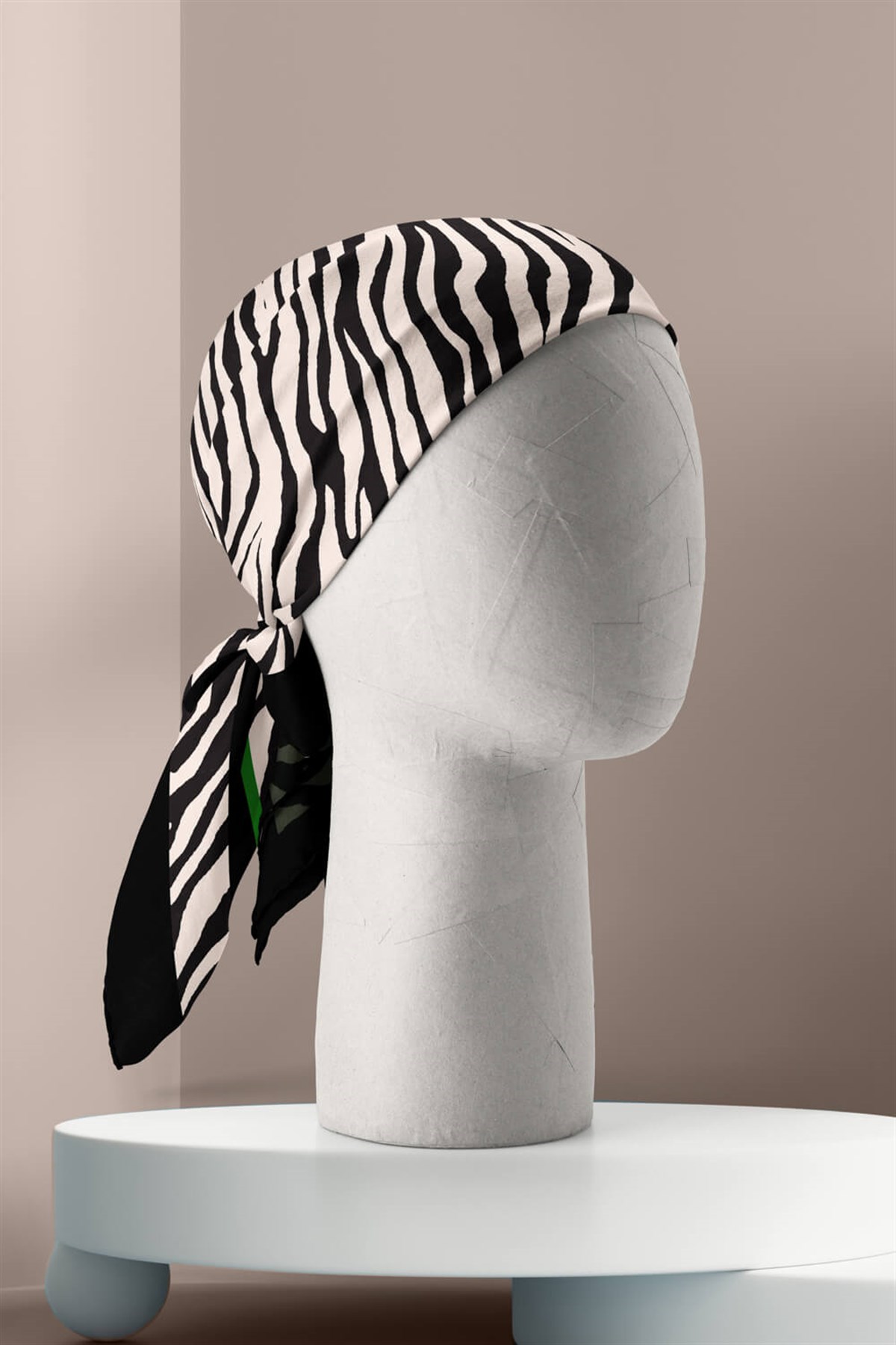 Violla Kadın Siyah Beyaz Zebra Desenli 50x50 Bandana HYL DG01282-22