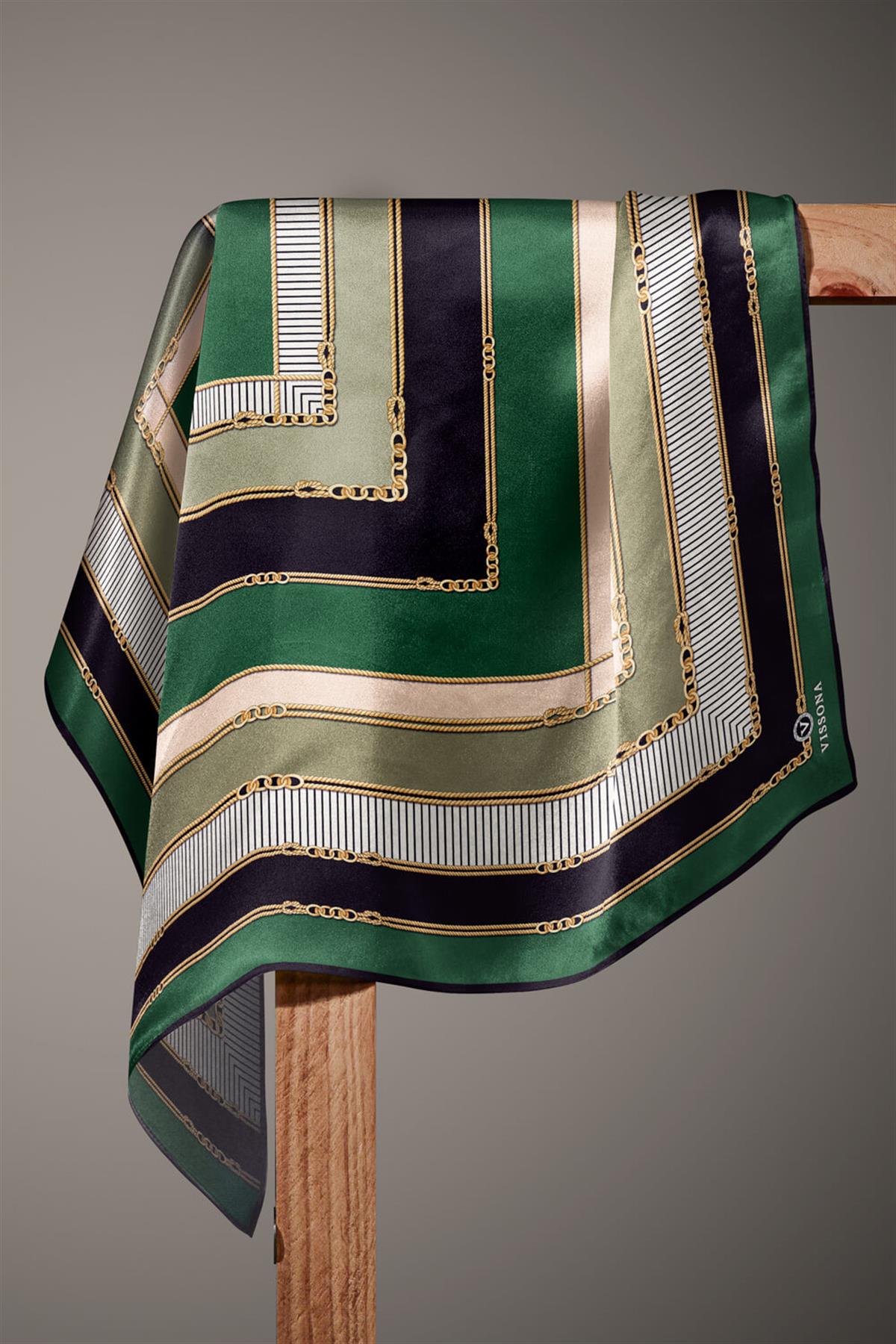 %100 Twill İpek Zincir Detaylı Geometrik Desenli Zümrüt Yeşili - Siyah Renkli 90x90 Eşarp Dikim Şekli : El Dikişi