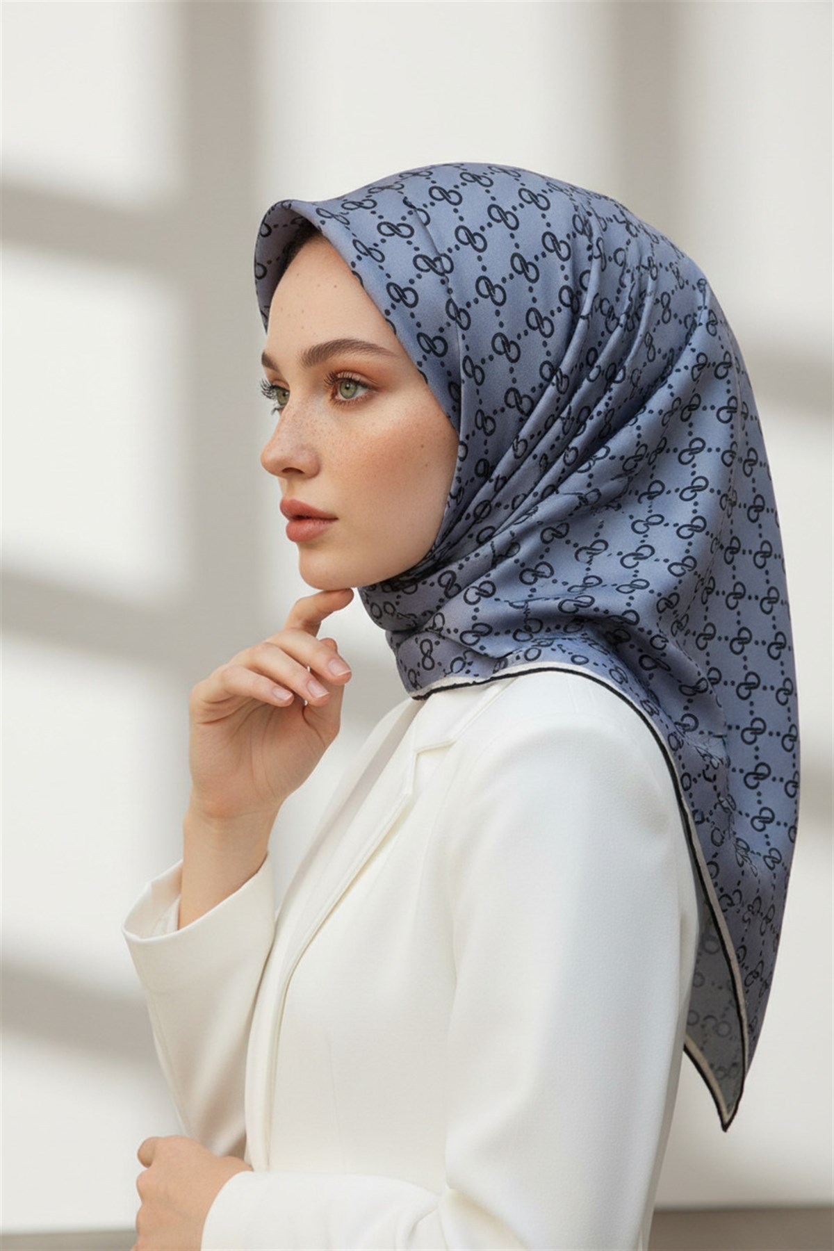 %100 Twill İpek Geometrik Desenli Siyah - Gri Renkli 90x90 Eşarp Dikim Şekli : El Dikişi