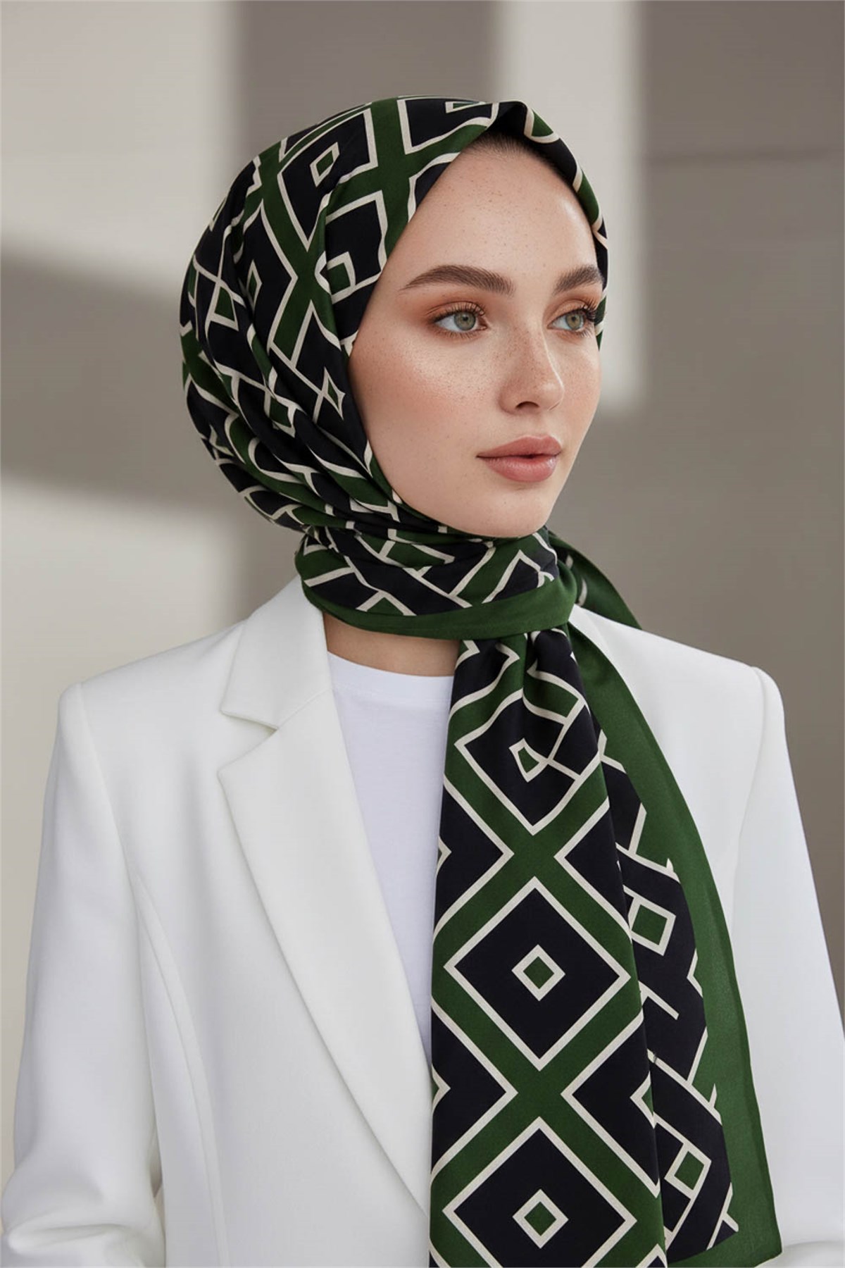 KREP GEOMETRİK DESENLİ ZÜMRÜT YEŞİLİ RENKLİ 75X195 KIRIŞMAZ ŞAL