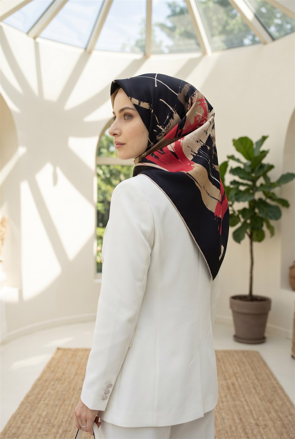 %57 İPEK %43 VİSKON Twill İpek Geometrik Desenli Siyah - Kırmızı Renkli 90x90 Eşarp Dikim Şekli : El Dikişi